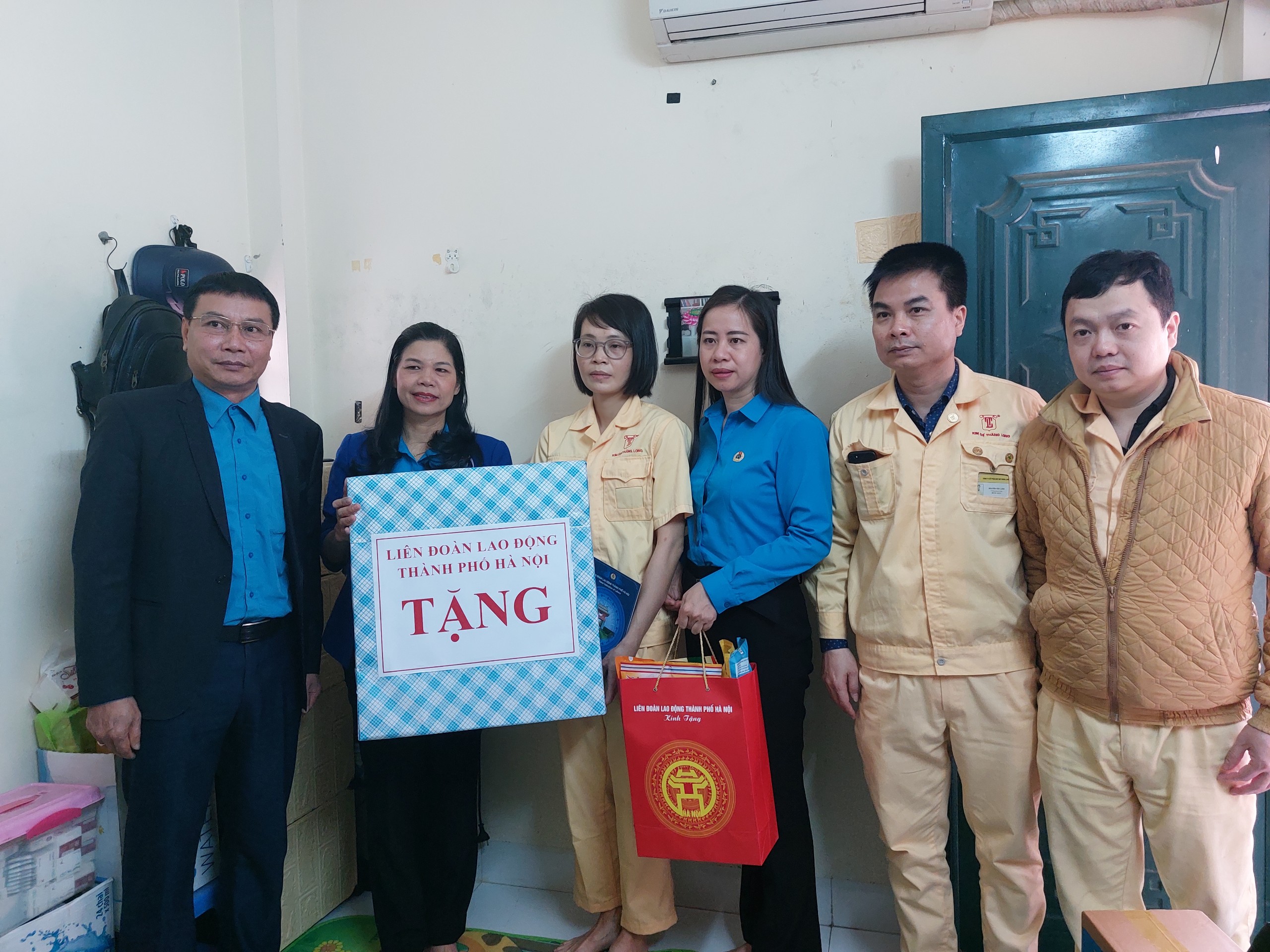 Chia sẻ với 5 nữ công nhân lao động, giáo viên có hoàn cảnh khó khăn - ảnh 1