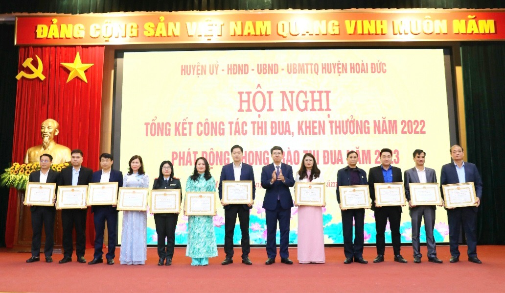 Hoài Đức: Nhiều tập thể, cá nhân được khen thưởng trong các phong trào thi đua năm 2022 - ảnh 6