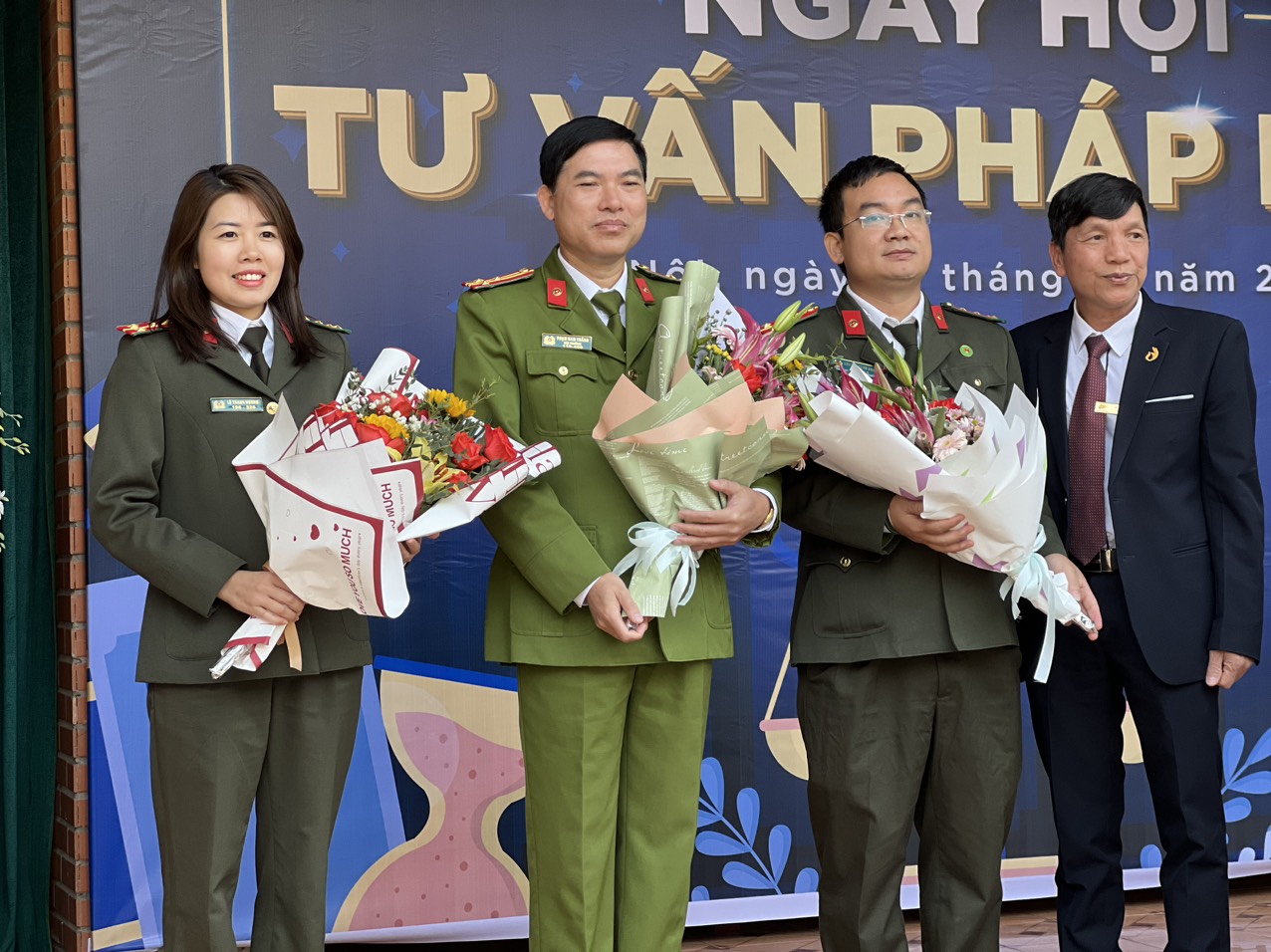 Công an Đông Anh (Hà Nội): Tuyên truyền pháp luật cho hơn 200 học sinh THPT - ảnh 1