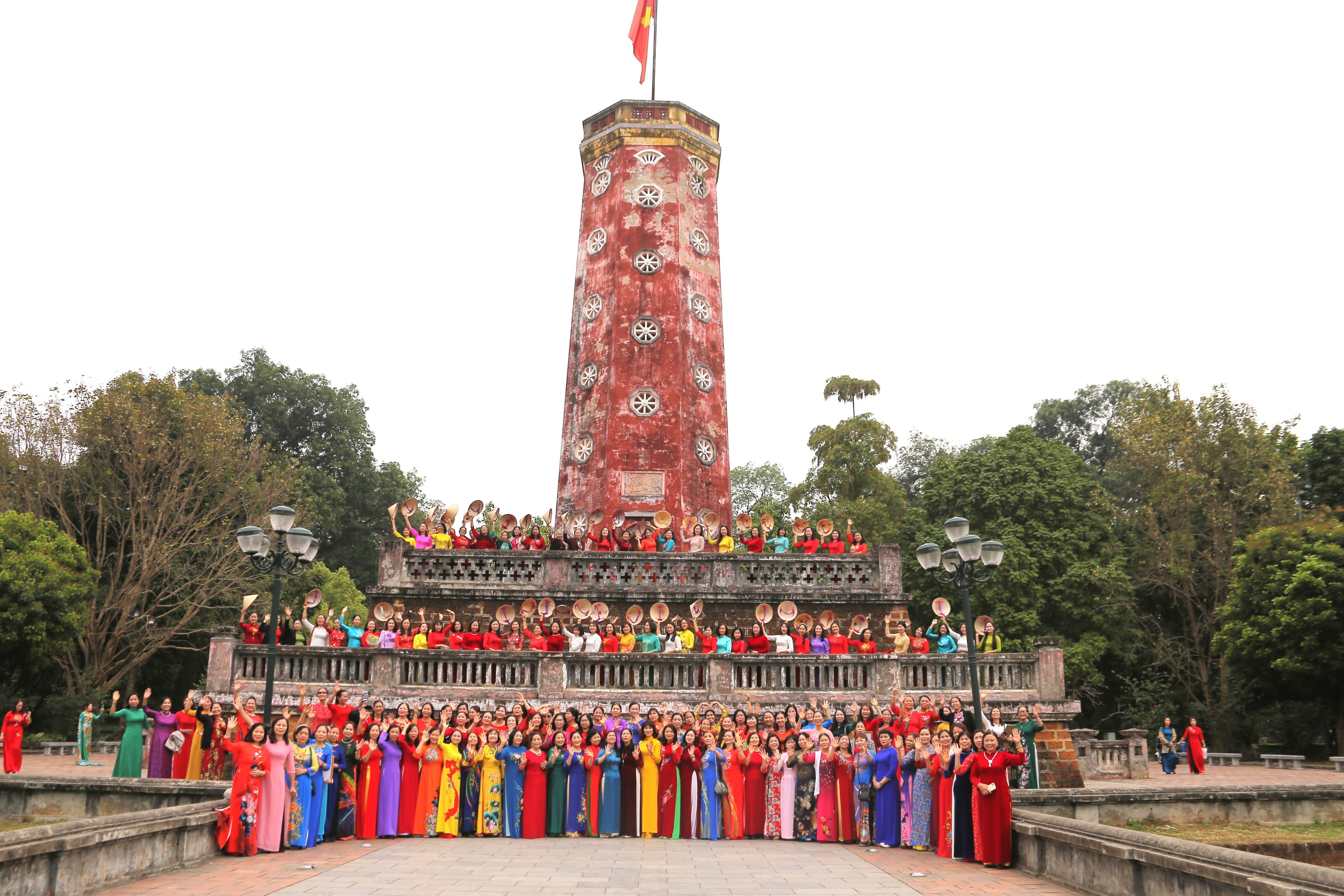 Phụ nữ Sơn Tây rực rỡ trong tà áo dài truyền thống - ảnh 2