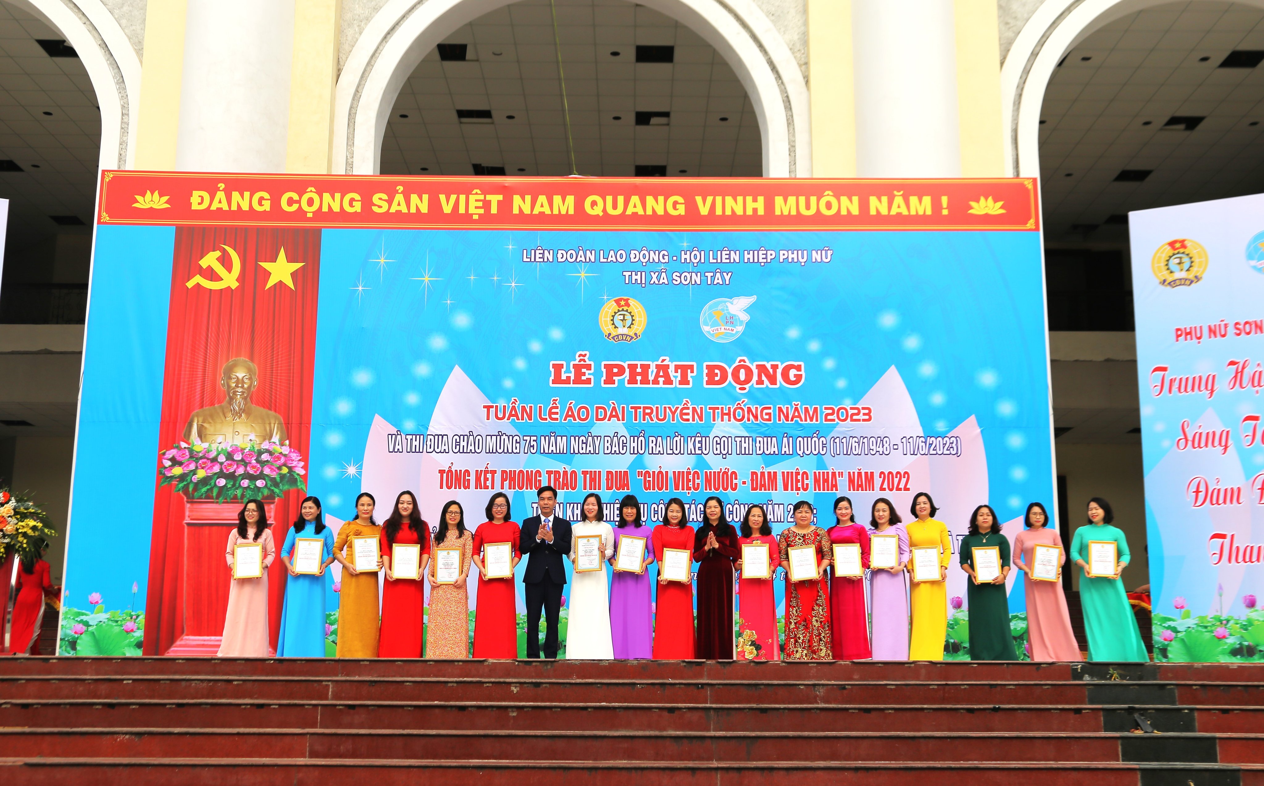 Phụ nữ Sơn Tây rực rỡ trong tà áo dài truyền thống - ảnh 3