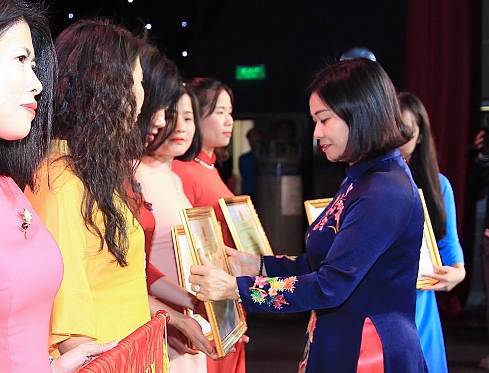 Tôn vinh, tri ân nữ cán bộ, đoàn viên Công đoàn Thủ đô “giỏi việc nước đảm việc nhà“ - ảnh 3
