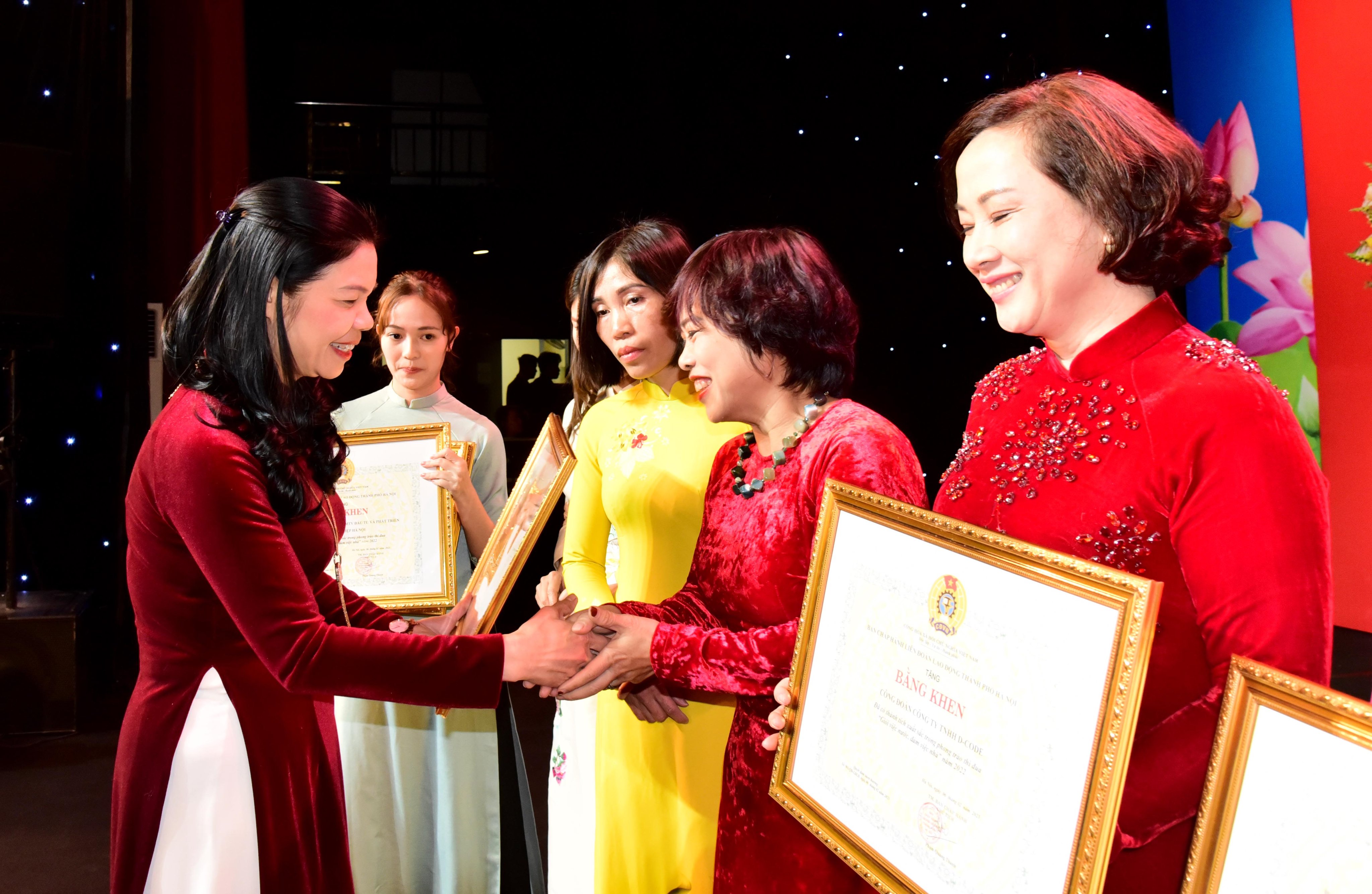 Tôn vinh, tri ân nữ cán bộ, đoàn viên Công đoàn Thủ đô “giỏi việc nước đảm việc nhà“ - ảnh 6
