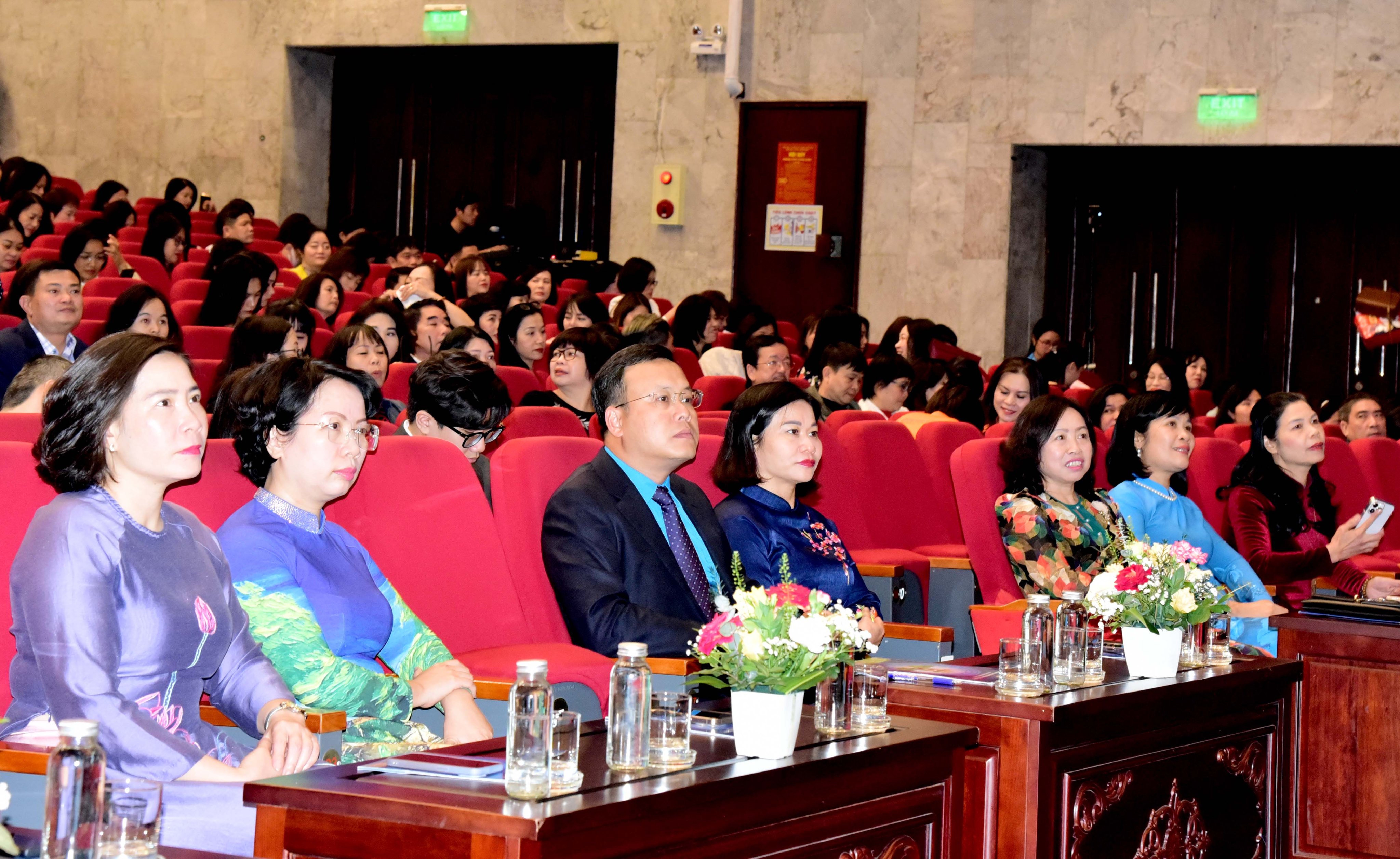Tôn vinh, tri ân nữ cán bộ, đoàn viên Công đoàn Thủ đô “giỏi việc nước đảm việc nhà“ - ảnh 1