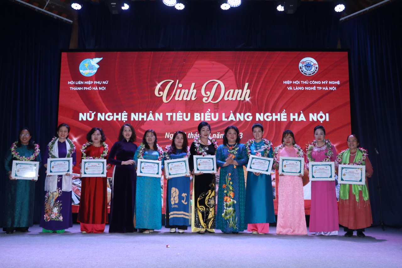 Hội LHPN Hà Nội: Giao lưu, vinh danh nữ nghệ nhân và quảng bá sản phẩm làng nghề truyền thống - ảnh 3