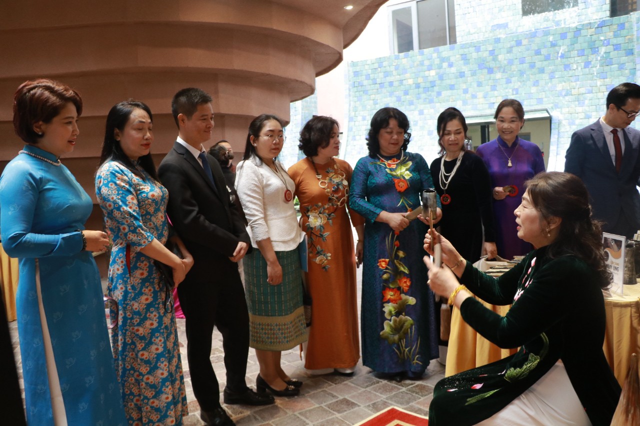 Hội LHPN Hà Nội: Giao lưu, vinh danh nữ nghệ nhân và quảng bá sản phẩm làng nghề truyền thống - ảnh 4