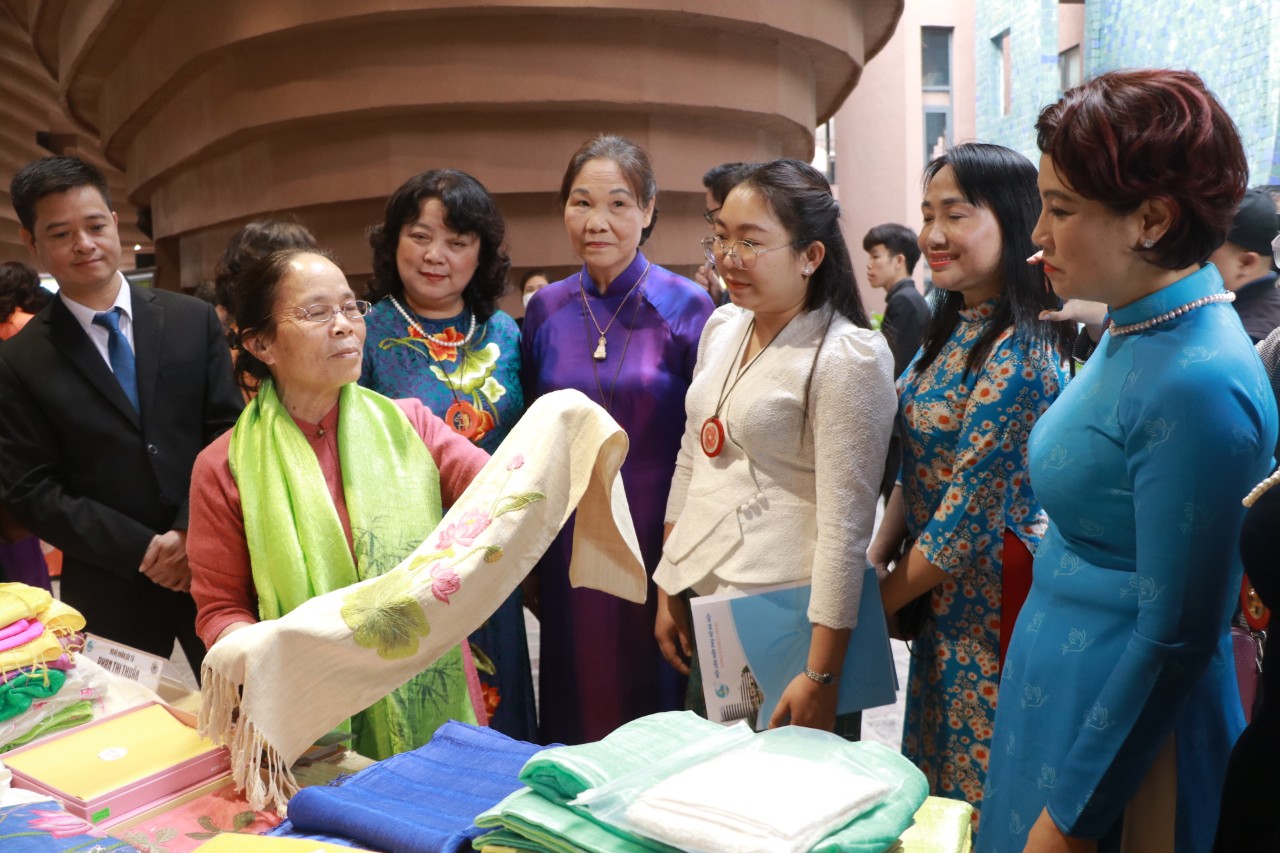 Hội LHPN Hà Nội: Giao lưu, vinh danh nữ nghệ nhân và quảng bá sản phẩm làng nghề truyền thống - ảnh 6