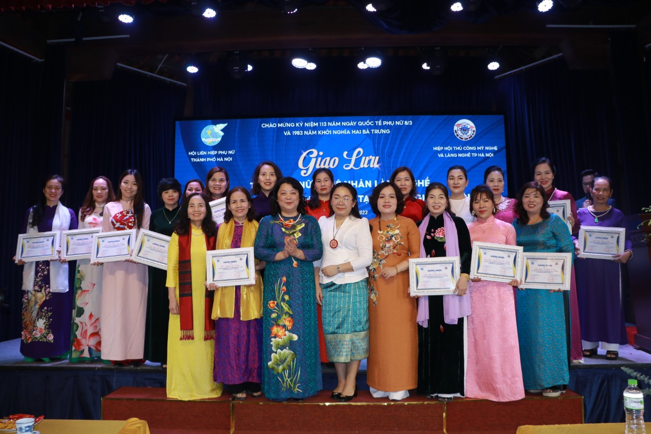 Hội LHPN Hà Nội: Giao lưu, vinh danh nữ nghệ nhân và quảng bá sản phẩm làng nghề truyền thống - ảnh 5