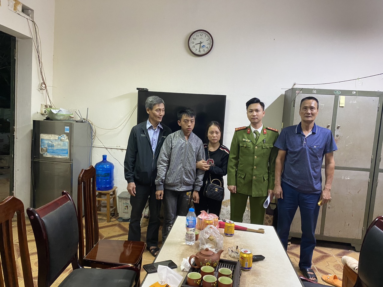 Công an Đông Anh: Xác minh và hỗ trợ cháu bé bị lạc về gia đình - ảnh 3