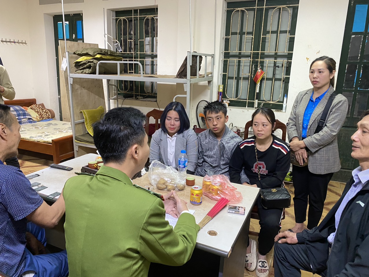 Công an Đông Anh: Xác minh và hỗ trợ cháu bé bị lạc về gia đình - ảnh 2