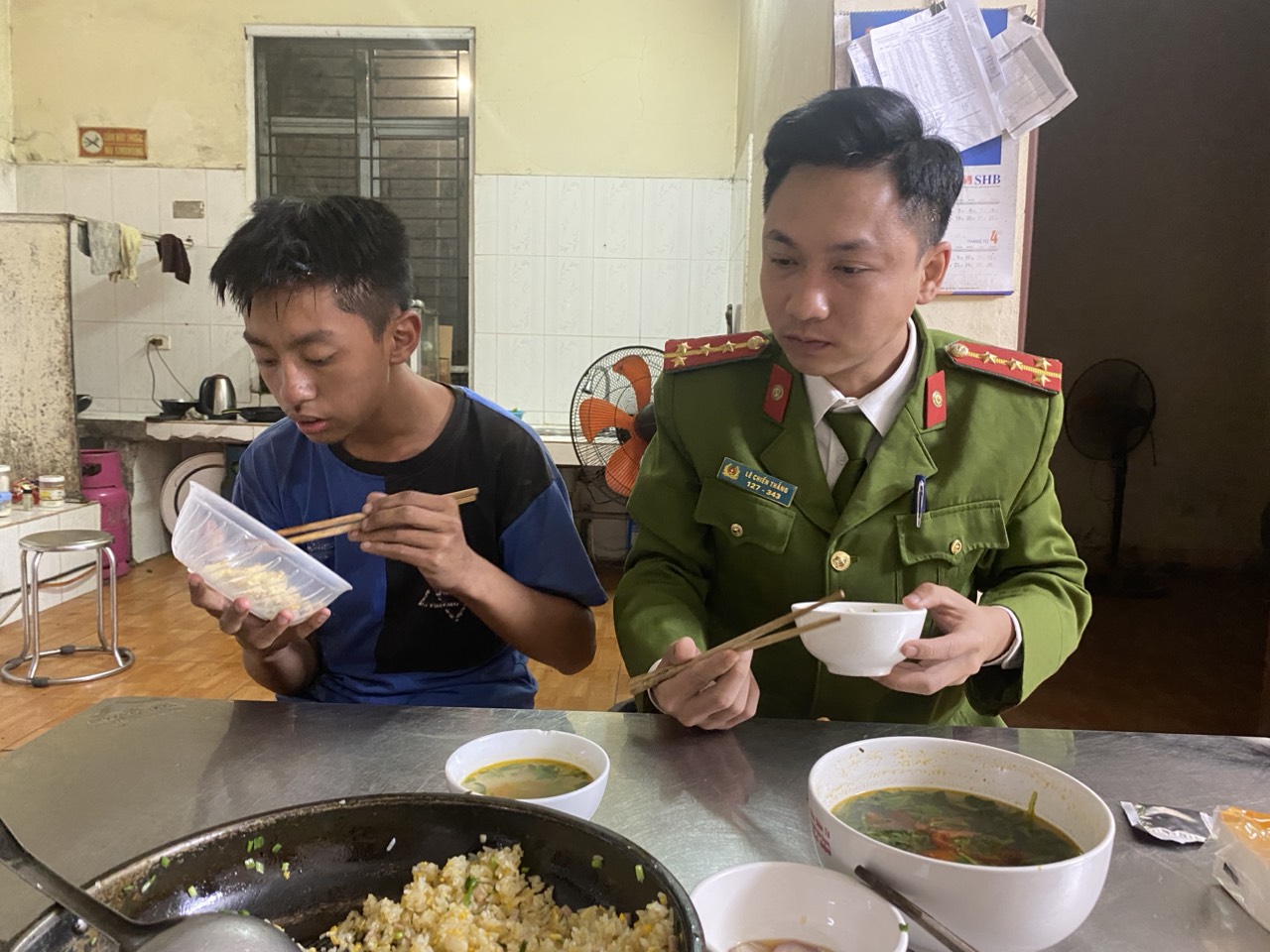 Công an Đông Anh: Xác minh và hỗ trợ cháu bé bị lạc về gia đình - ảnh 1