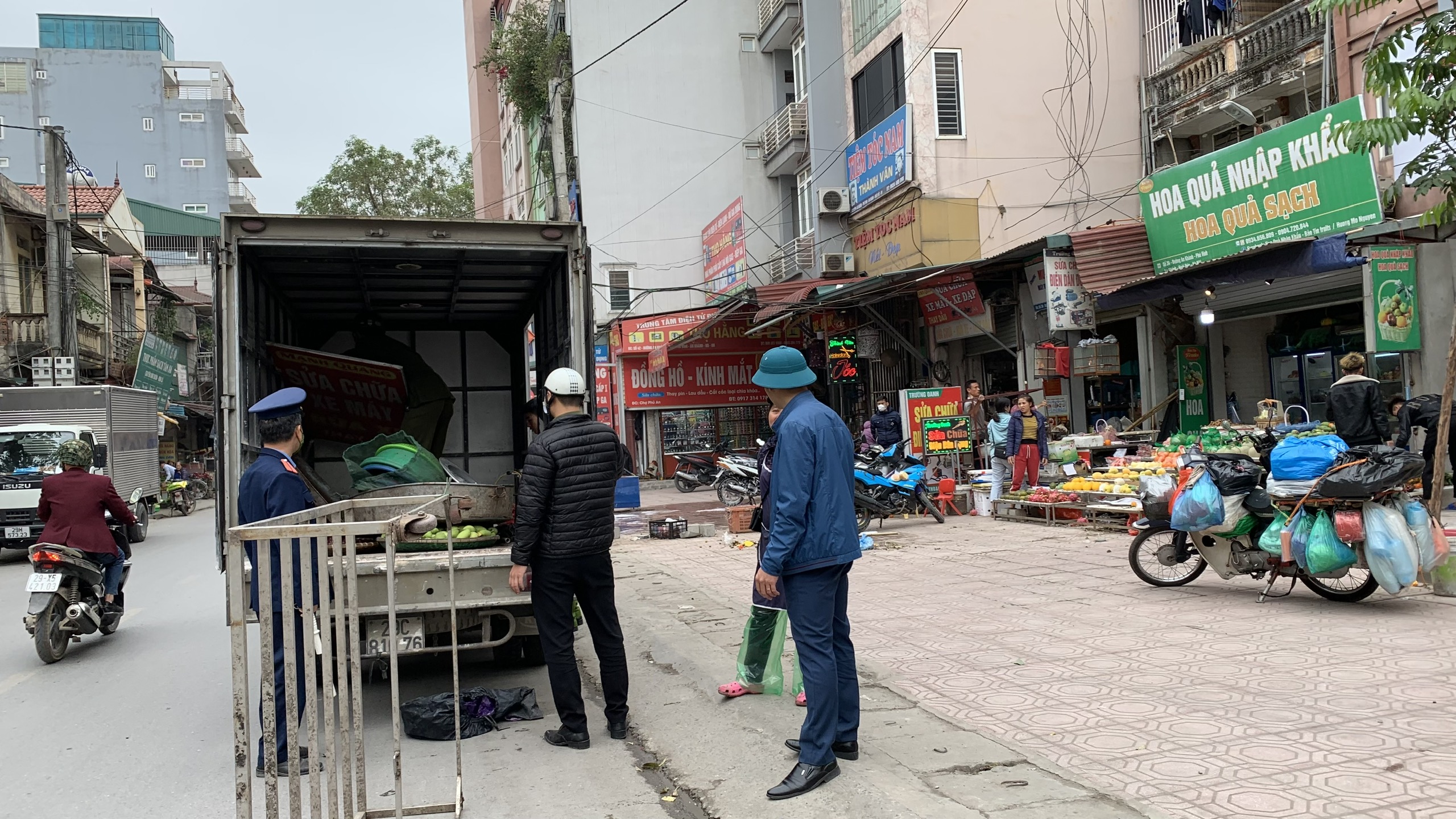Hoài Đức: Quyết tâm giành lại vỉa hè phong quang sạch đẹp cho người đi bộ - ảnh 6