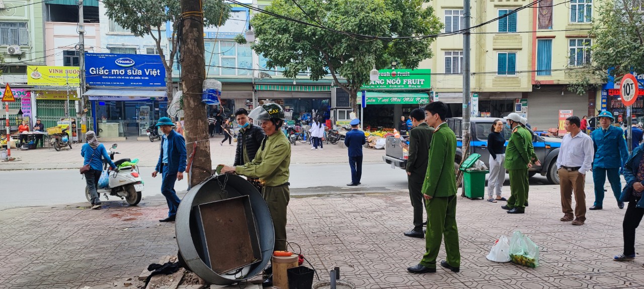 Hoài Đức: Quyết tâm giành lại vỉa hè phong quang sạch đẹp cho người đi bộ - ảnh 5