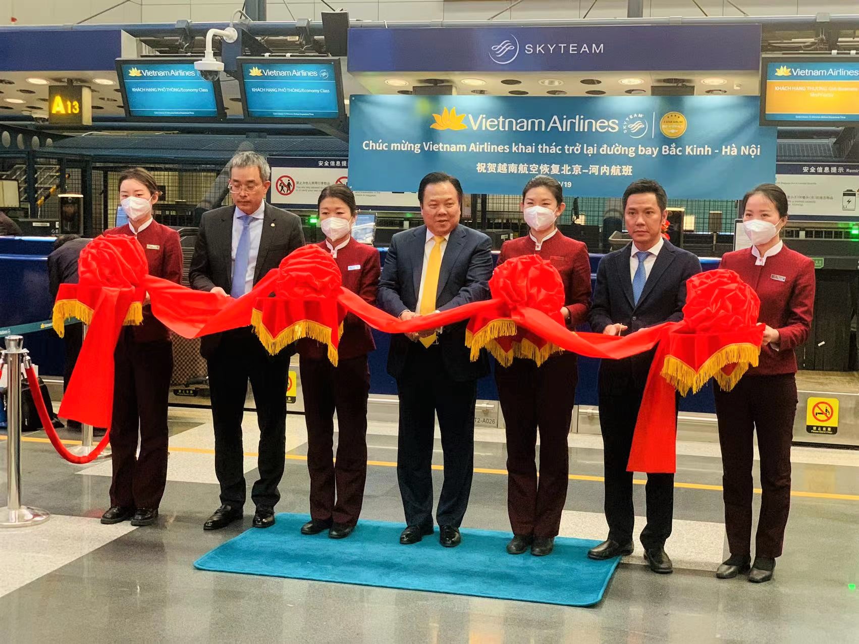 Hàng không Việt Nam đón khách bay thường lệ đầu tiên từ Bắc Kinh sau 3 năm - ảnh 1