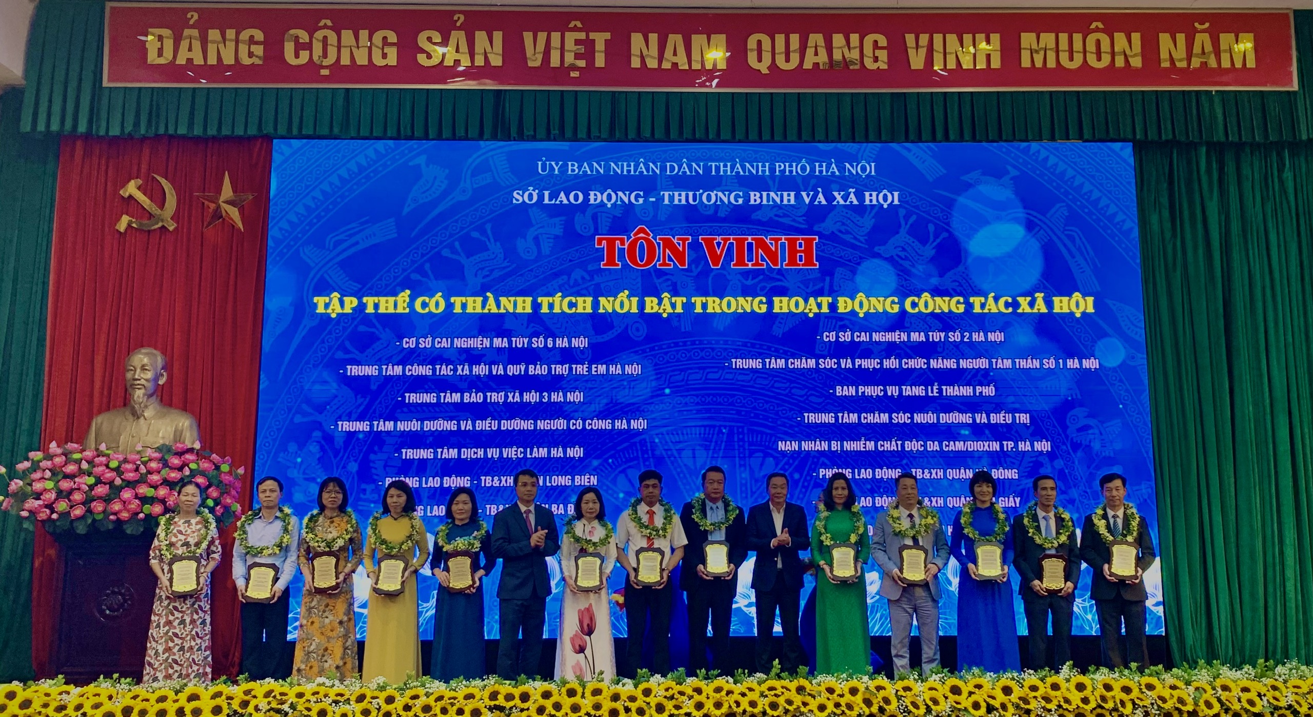 Tôn vinh nhiều cá nhân, tập thể có đóng góp tích cực trong hoạt động công tác xã hội - ảnh 3