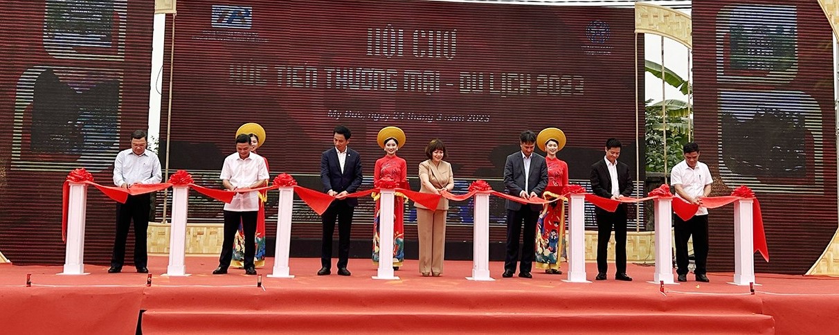 Hơn 100 gian hàng đặc sản vùng miền giới thiệu tại Mỹ Đức - ảnh 1