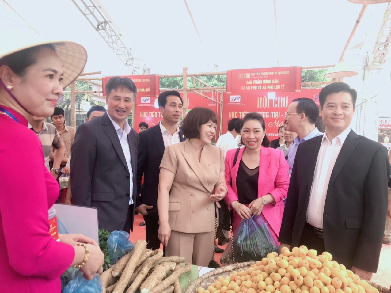 Hơn 100 gian hàng đặc sản vùng miền giới thiệu tại Mỹ Đức - ảnh 2
