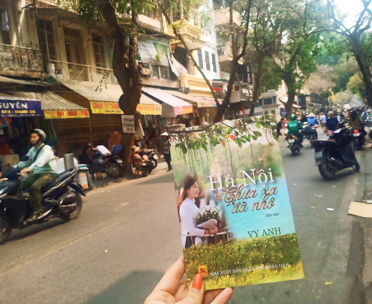 Hà Nội chưa xa đã nhớ - Tập tản văn đậm chất Hà thành - ảnh 1