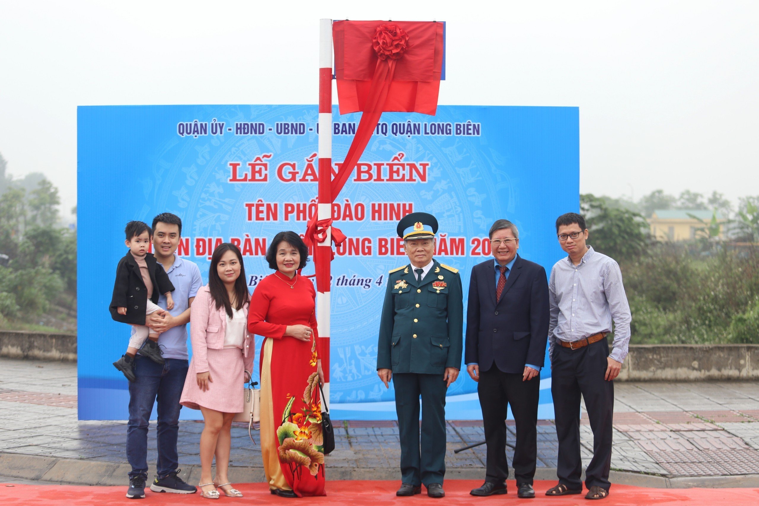 Long Biên gắn biển tuyến phố Đào Hinh - ảnh 3