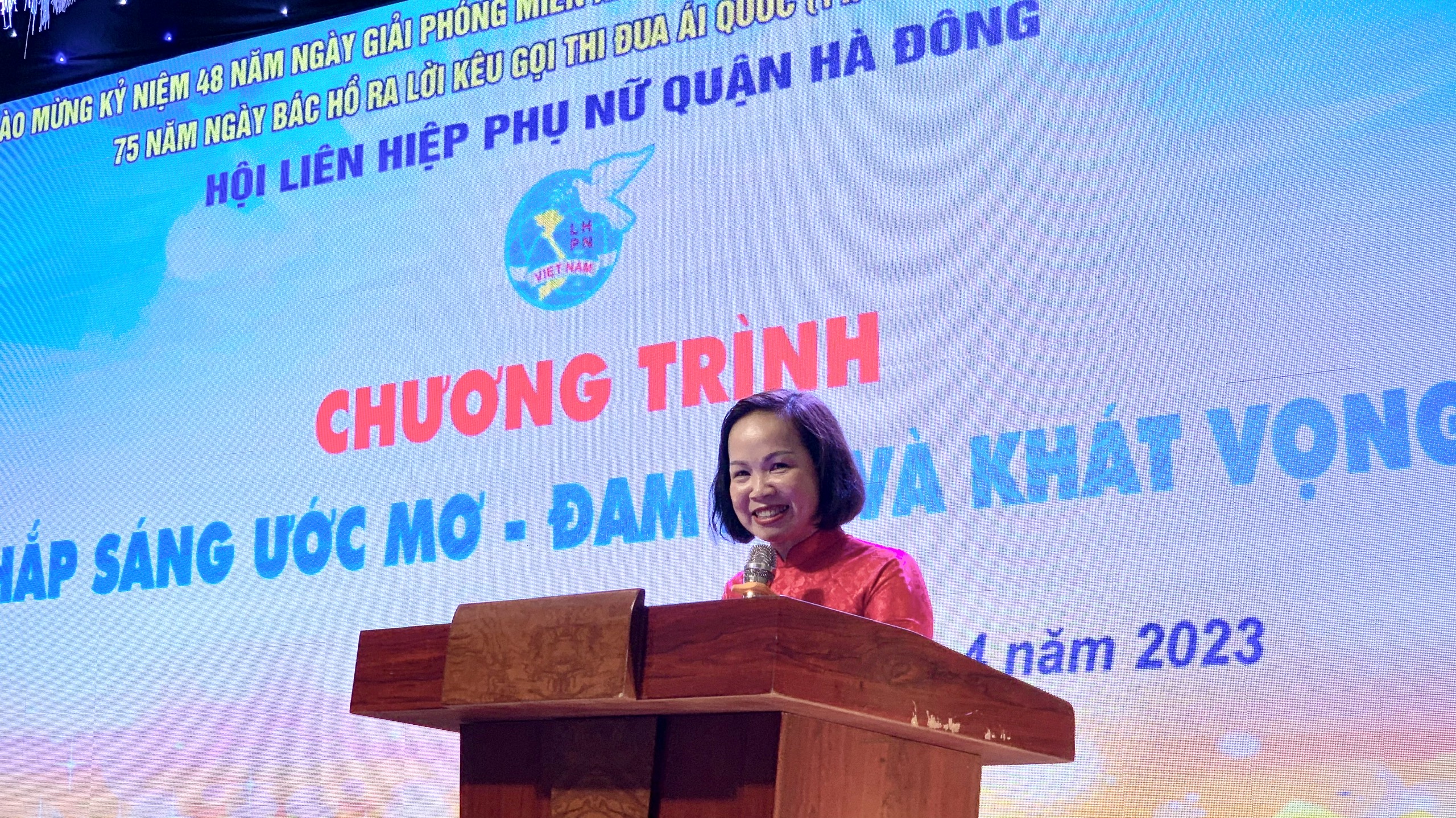Hà Đông: Giao lưu, tặng quà cho người khuyết tật và trao 920 áo dài cho phụ nữ yếu thế - ảnh 2
