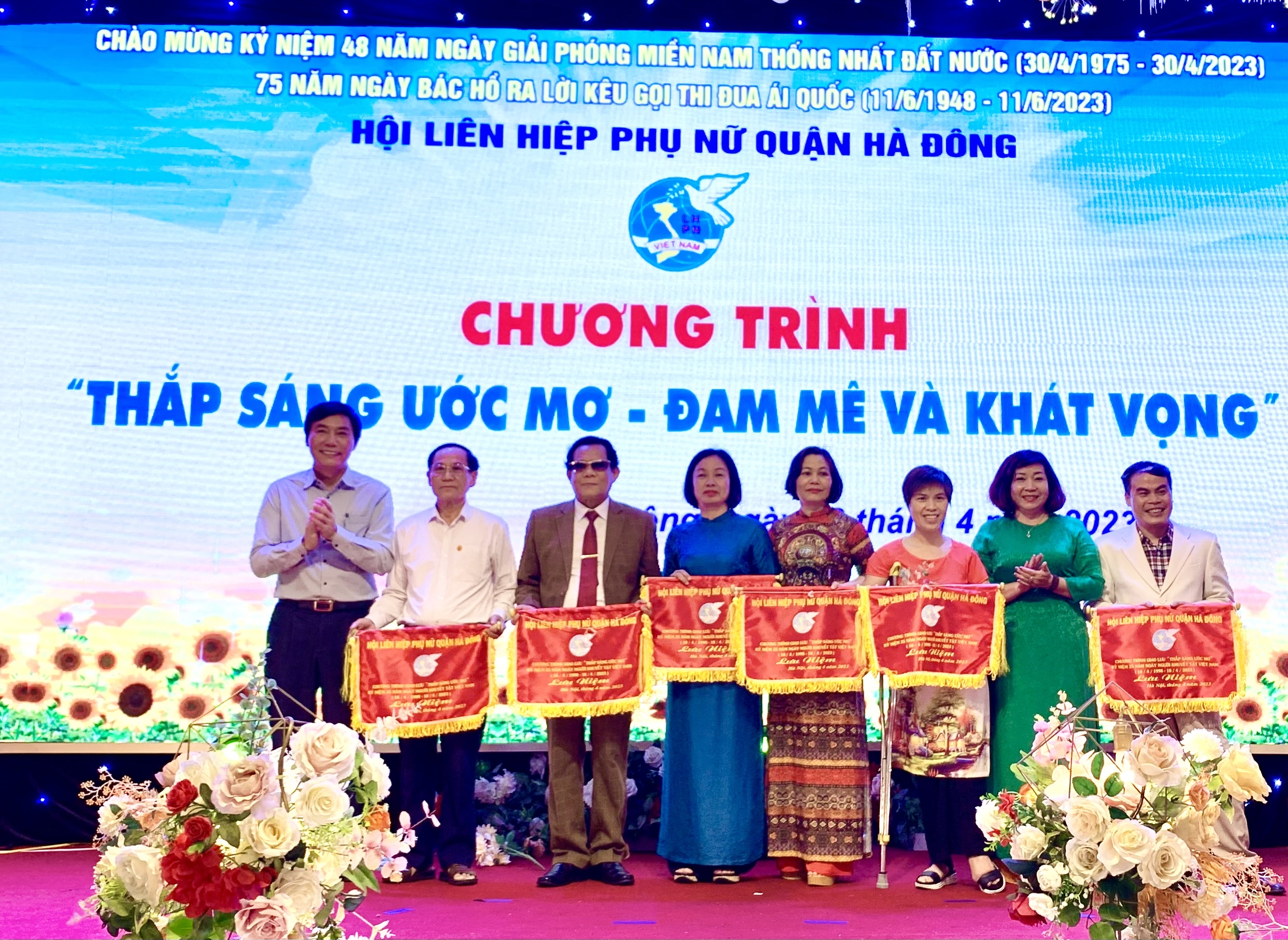 Hà Đông: Giao lưu, tặng quà cho người khuyết tật và trao 920 áo dài cho phụ nữ yếu thế - ảnh 3