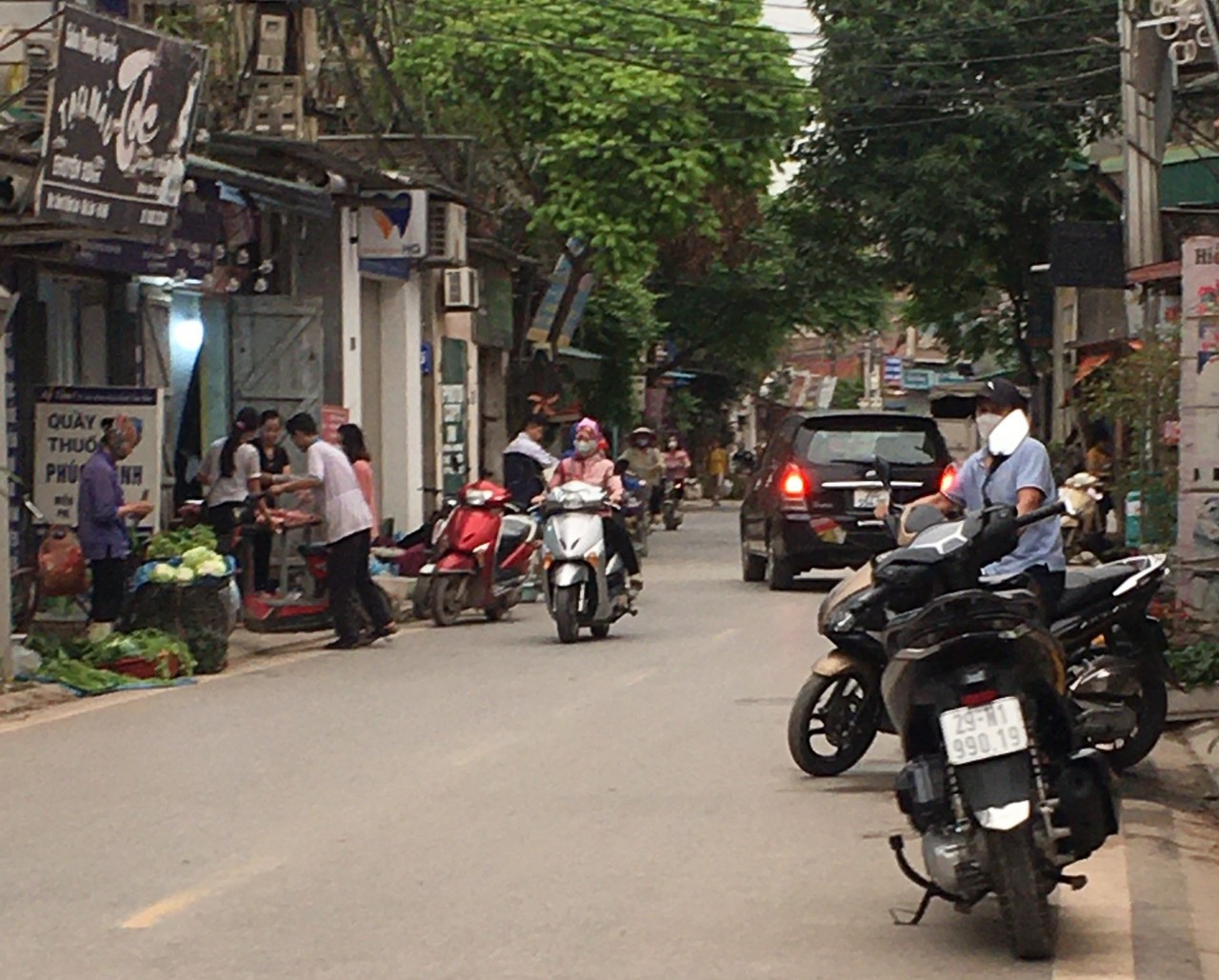 Xã Kim Lan (huyện Gia Lâm-Hà Nội): Bao giờ xử lý dứt điểm tình trạng bán hàng lấn chiếm lòng đường - ảnh 1