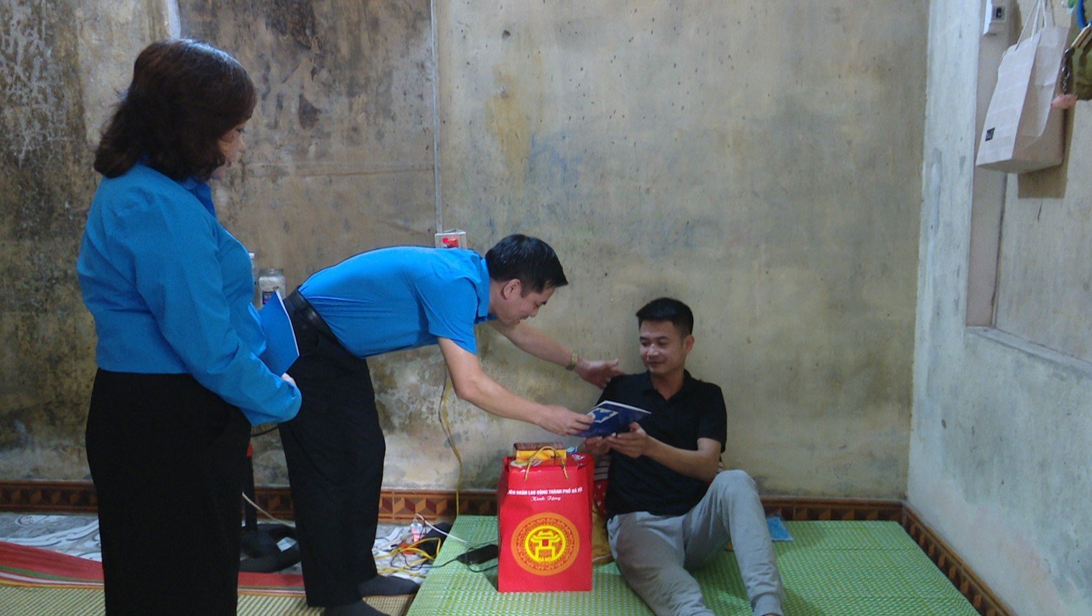 LĐLĐ thành phố Hà Nội thăm và tặng quà cho 2 công nhân bị tai nạn lao động - ảnh 2