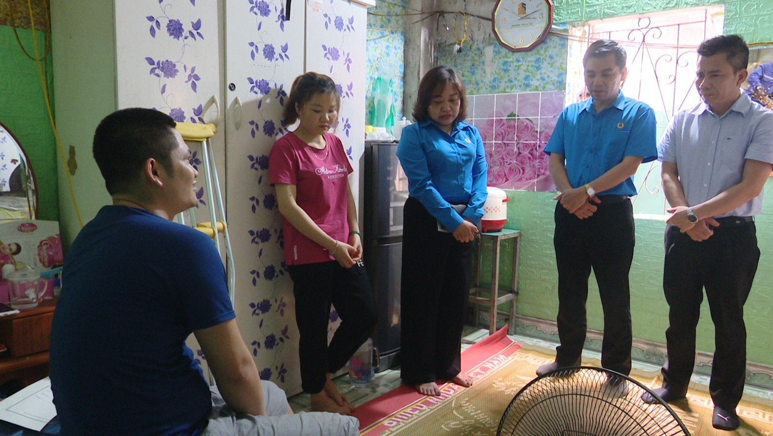 LĐLĐ thành phố Hà Nội thăm và tặng quà cho 2 công nhân bị tai nạn lao động - ảnh 3