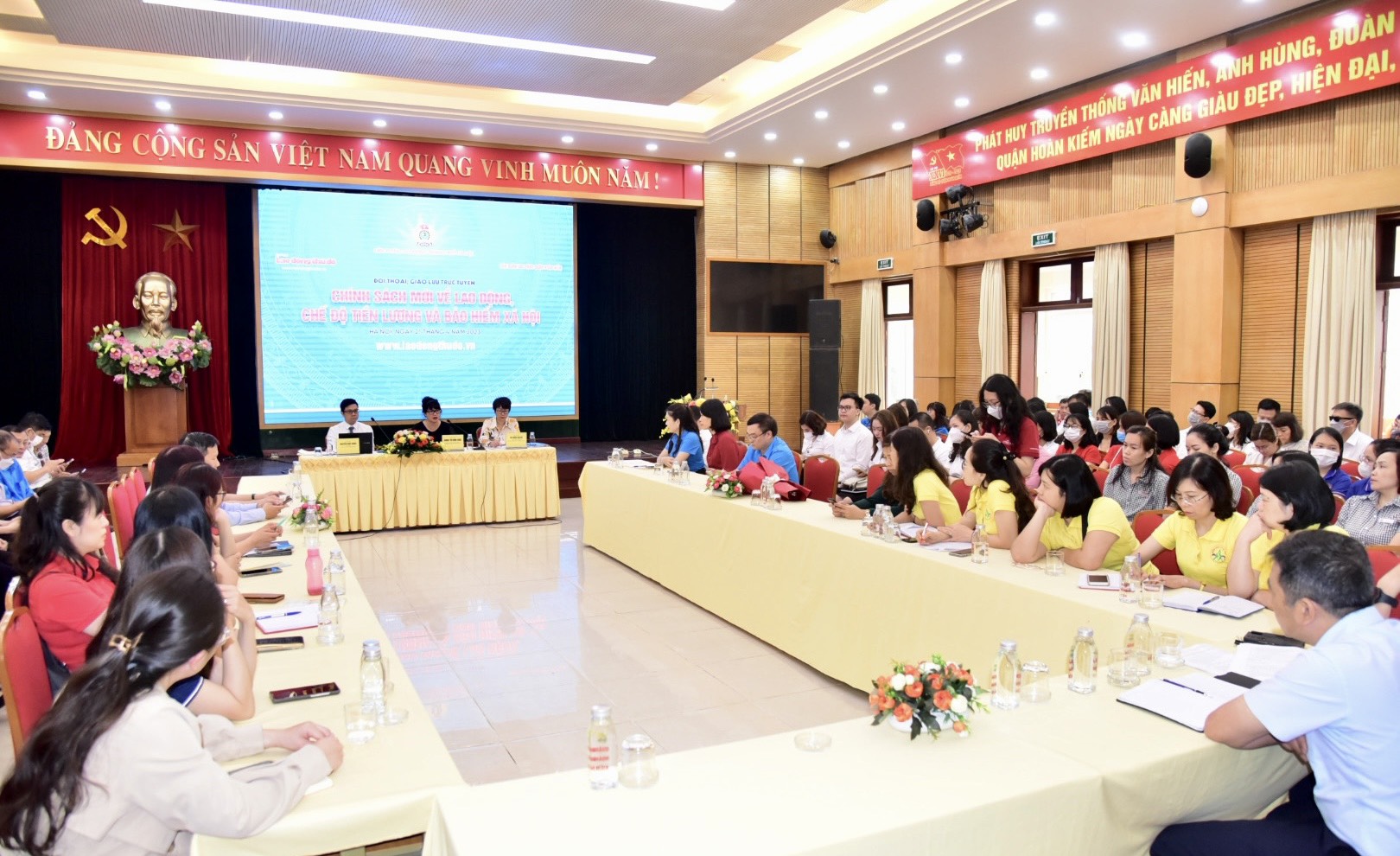 Hơn 300 công nhân, viên chức đối thoại chính sách mới về lao động - ảnh 1
