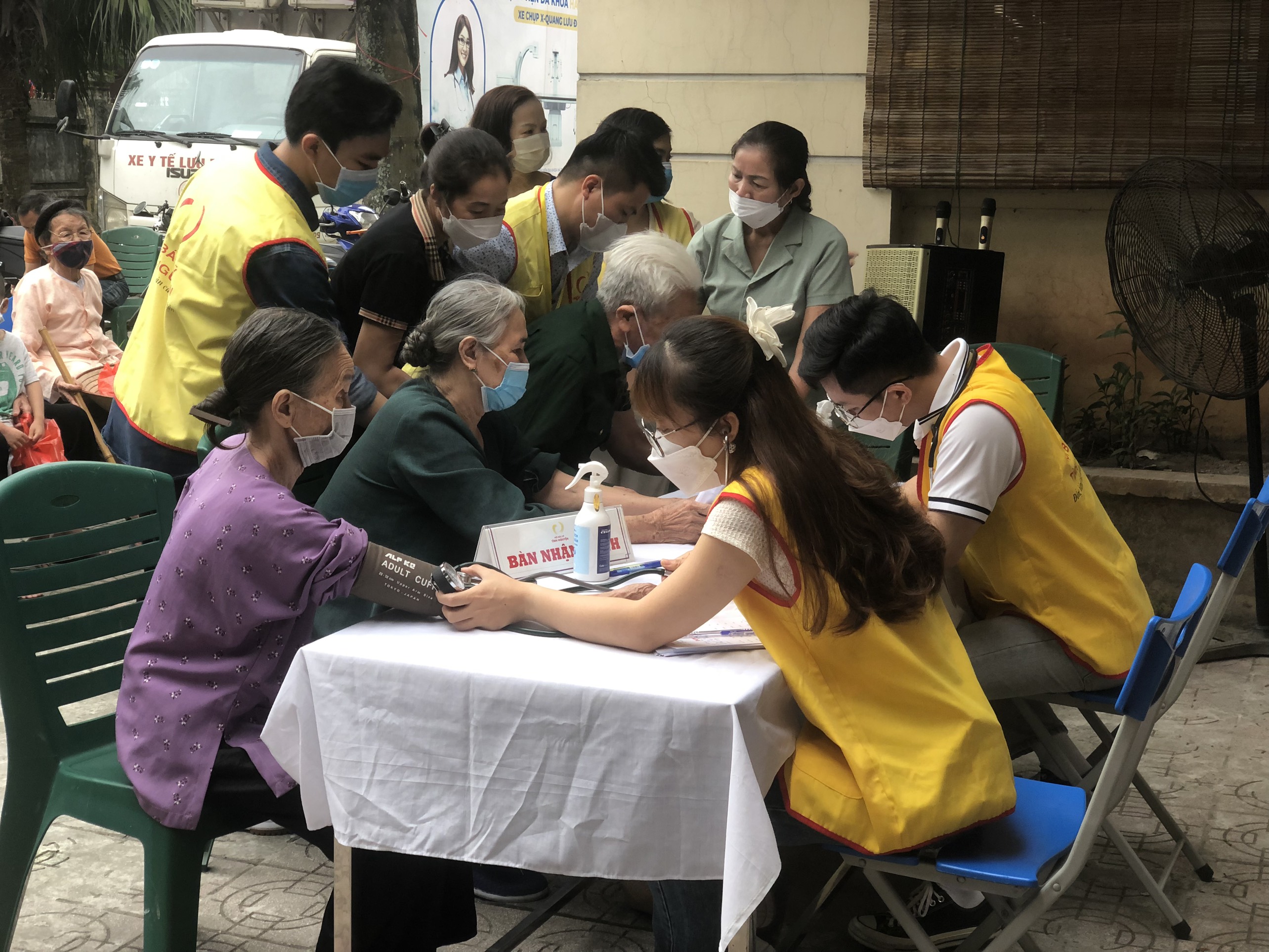 Hội LHPN Hà Đông: Khám và cấp thuốc miễn phí cho 210 người có công, hộ cận nghèo và phụ nữ có hoàn cảnh khó khăn - ảnh 1