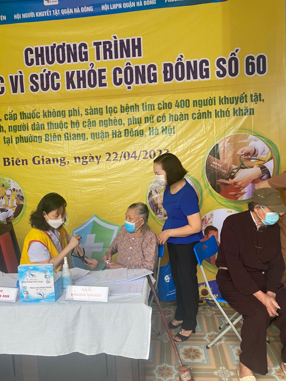 Hội LHPN Hà Đông: Khám và cấp thuốc miễn phí cho 210 người có công, hộ cận nghèo và phụ nữ có hoàn cảnh khó khăn - ảnh 2