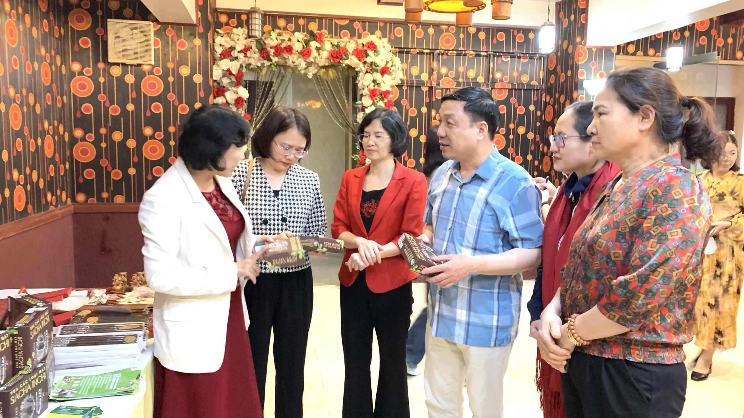 Nâng cao năng lực cho gần 100 lãnh đạo, thành viên HTX/ tổ hợp tác do phụ nữ làm quản lý - ảnh 3