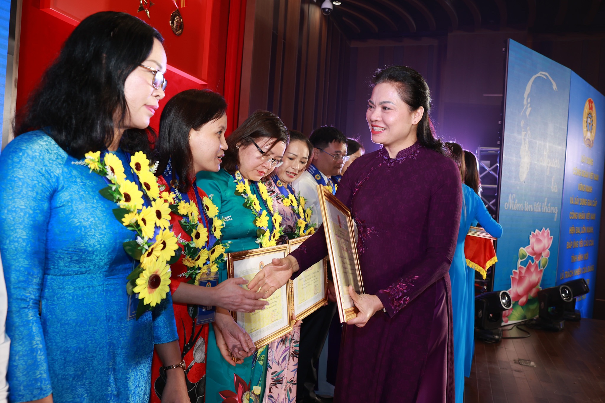 Tôn vinh 133 điển hình tiên tiến học tập và làm theo gương Bác - ảnh 4