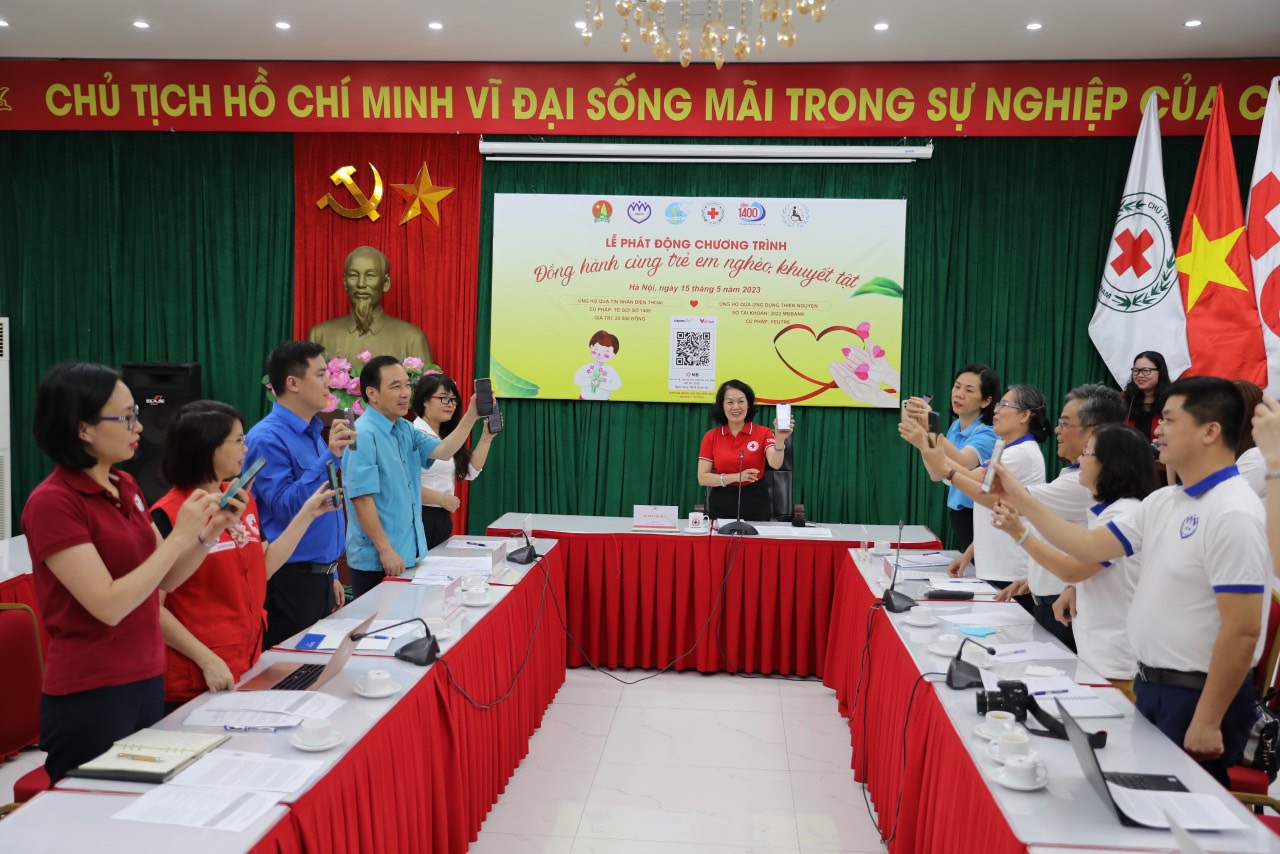 Phát động Chiến dịch quyên góp gây quỹ “Đồng hành cùng trẻ em nghèo, khuyết tật” - ảnh 2