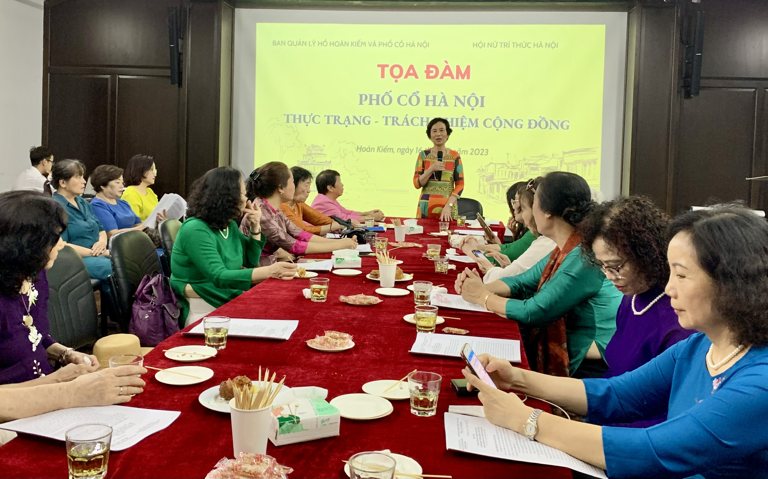 Nữ trí thức Hà Nội trao đổi chía sẻ về “Phố cổ Hà Nội – Thực trạng, giá trị và trách nhiệm” - ảnh 5