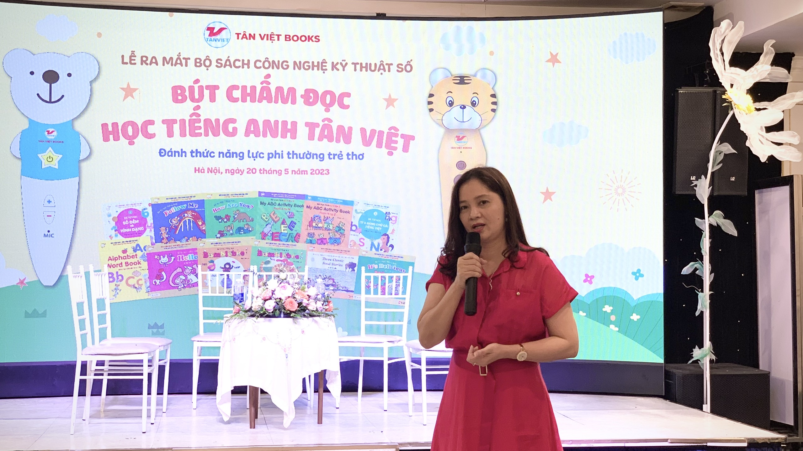 Hè này có “cô gia sư” học tiếng Anh, trẻ được đánh thức năng lực phi thường  trẻ thơ  - ảnh 1