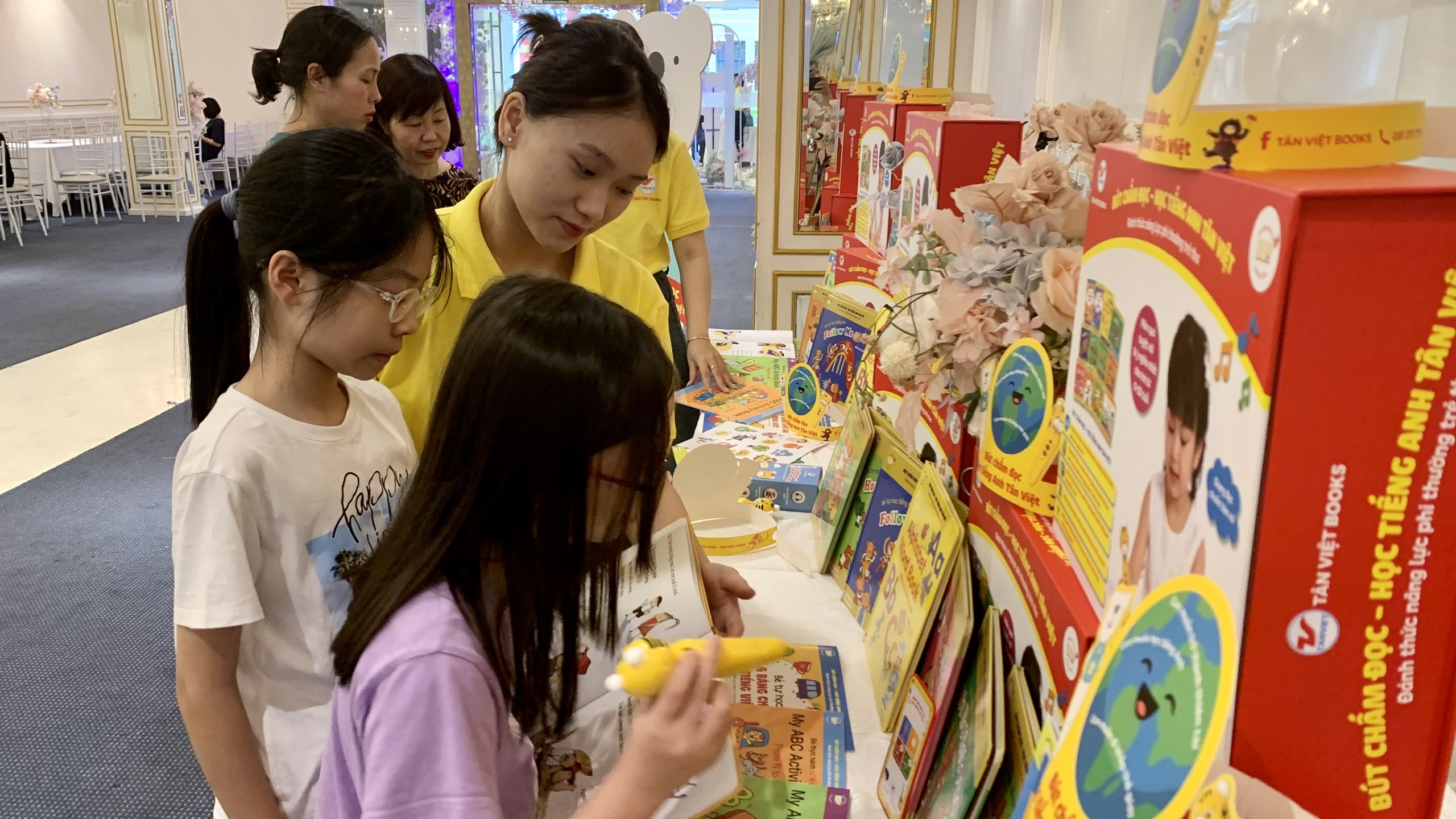 Hè này có “cô gia sư” học tiếng Anh, trẻ được đánh thức năng lực phi thường  trẻ thơ  - ảnh 4