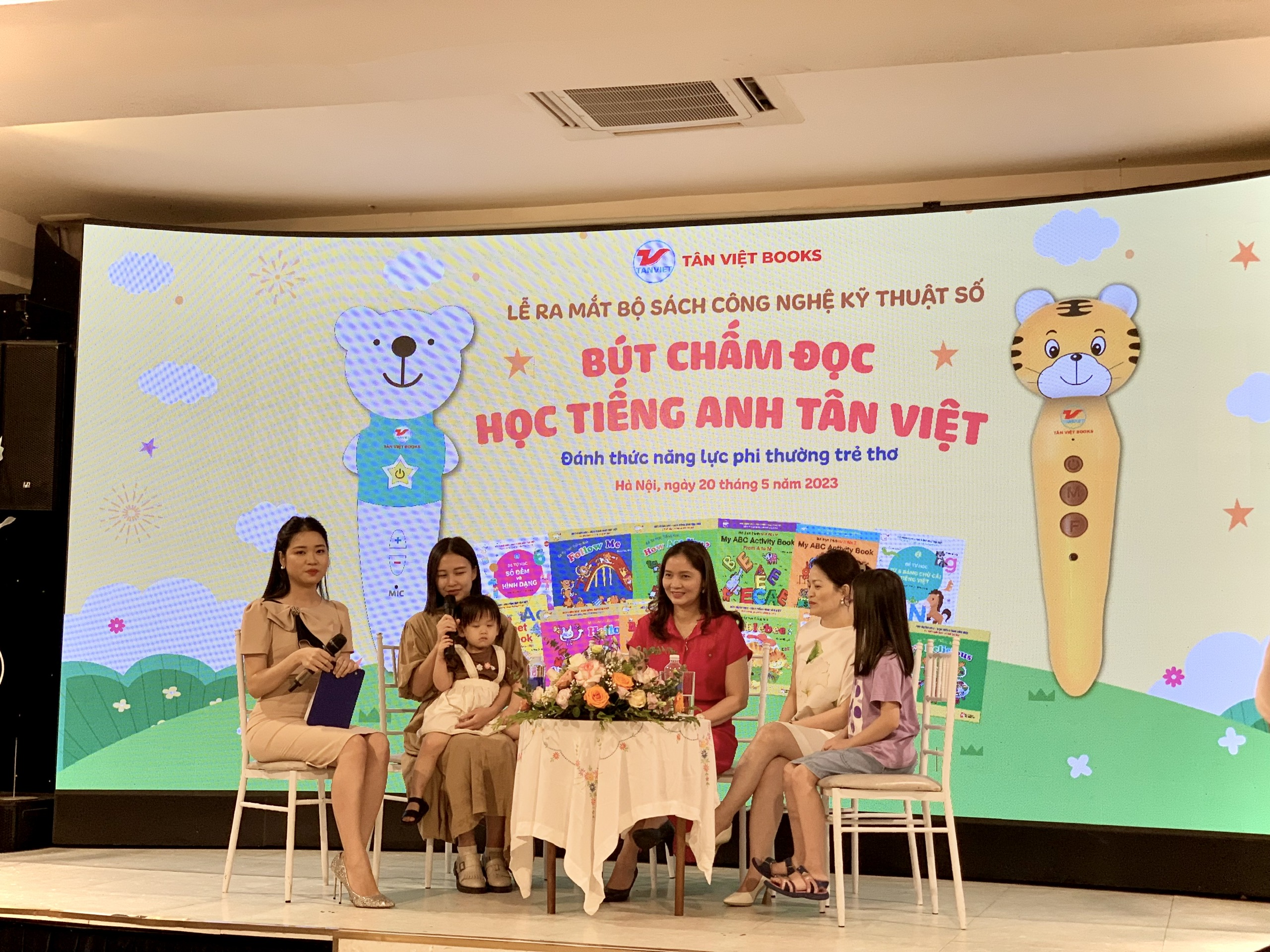 Hè này có “cô gia sư” học tiếng Anh, trẻ được đánh thức năng lực phi thường  trẻ thơ  - ảnh 2