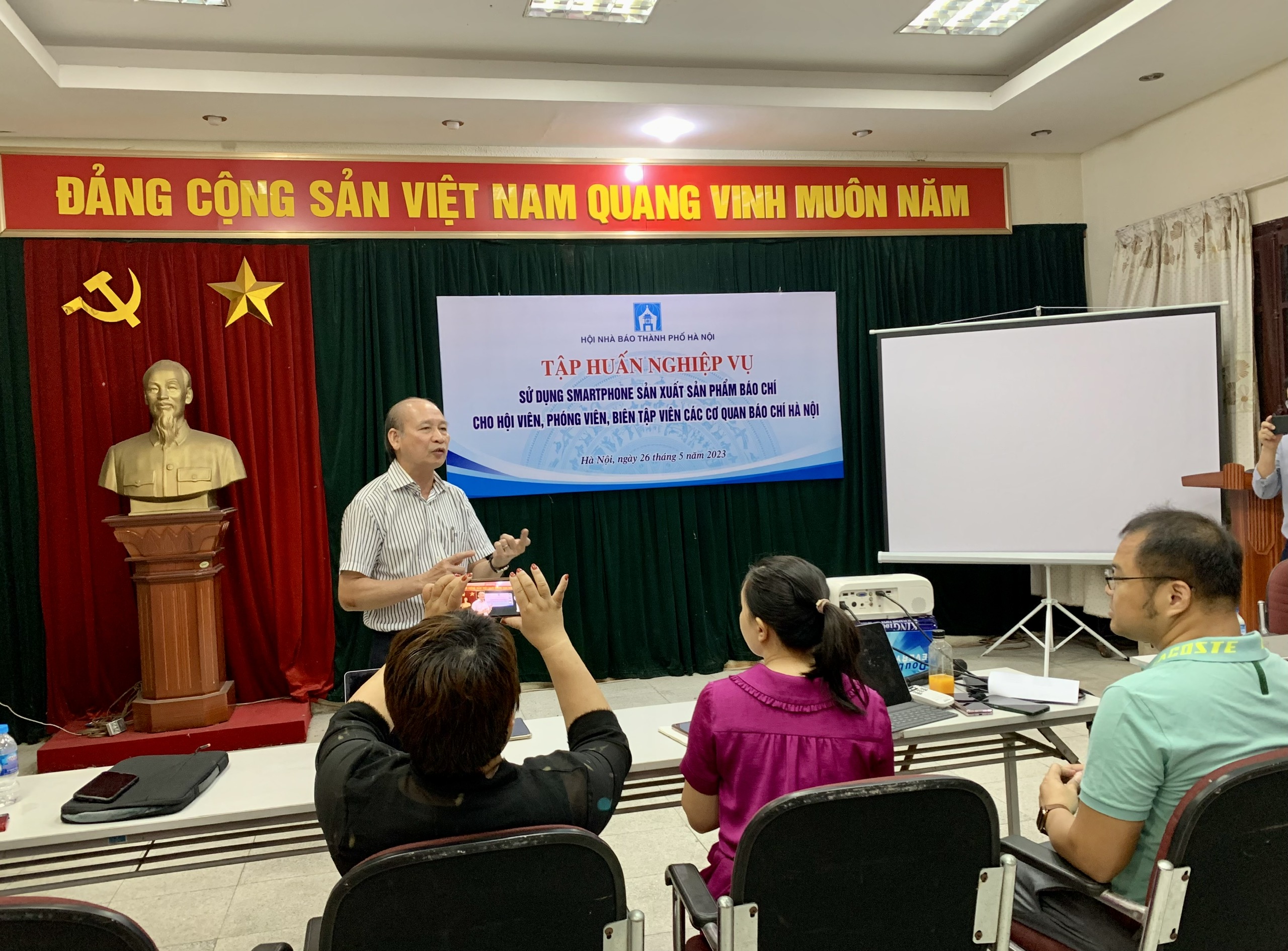 Nâng cao kỹ năng ''sử dụng smartphone sản xuất sản phẩm báo chí'' cho các hội viên Hội nhà báo Hà Nội - ảnh 1