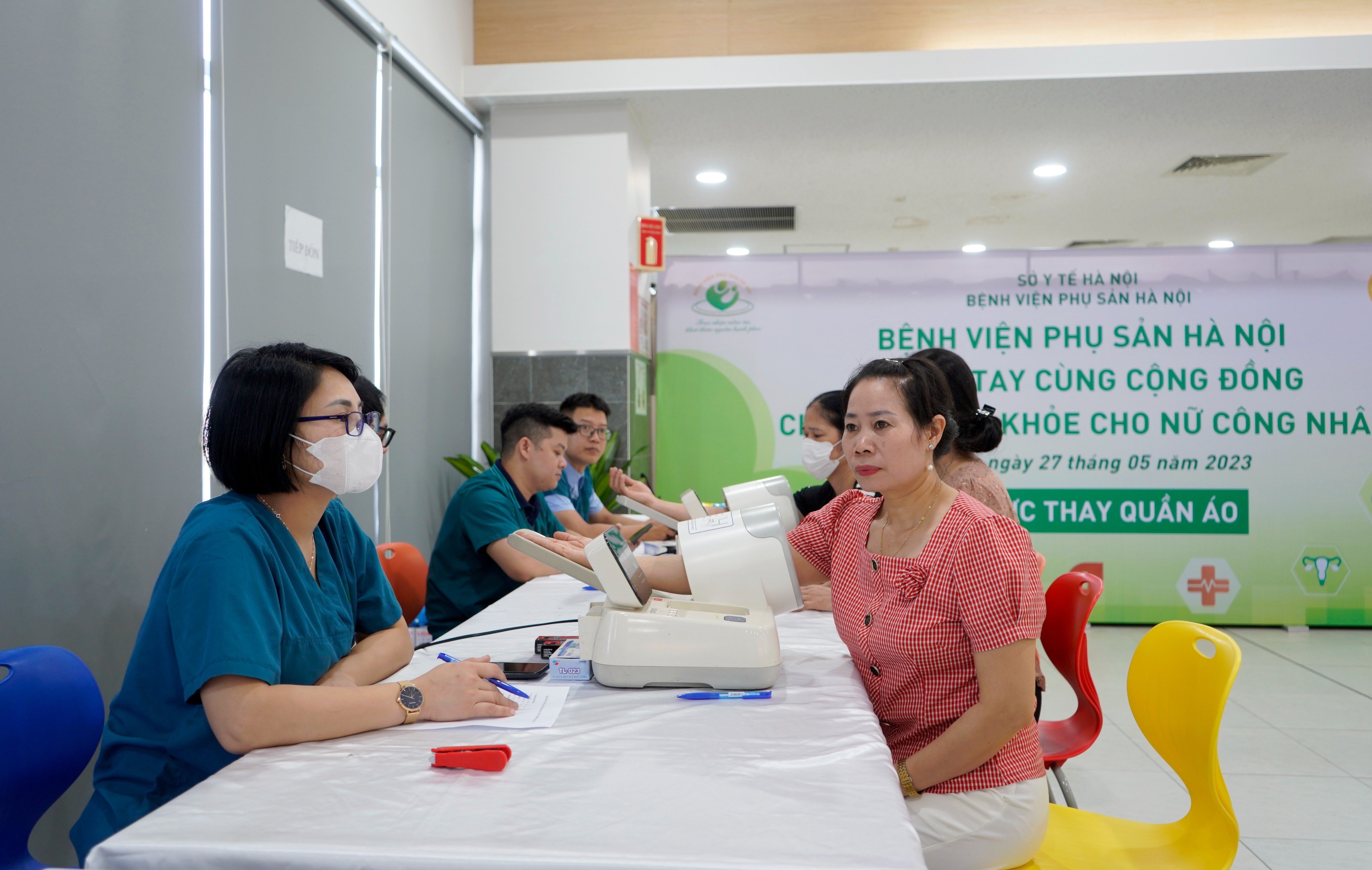500 công nhân lao động ở khu công nghiệp Thạch Thất-Quốc Oai được khám sức khỏe miễn phí - ảnh 3
