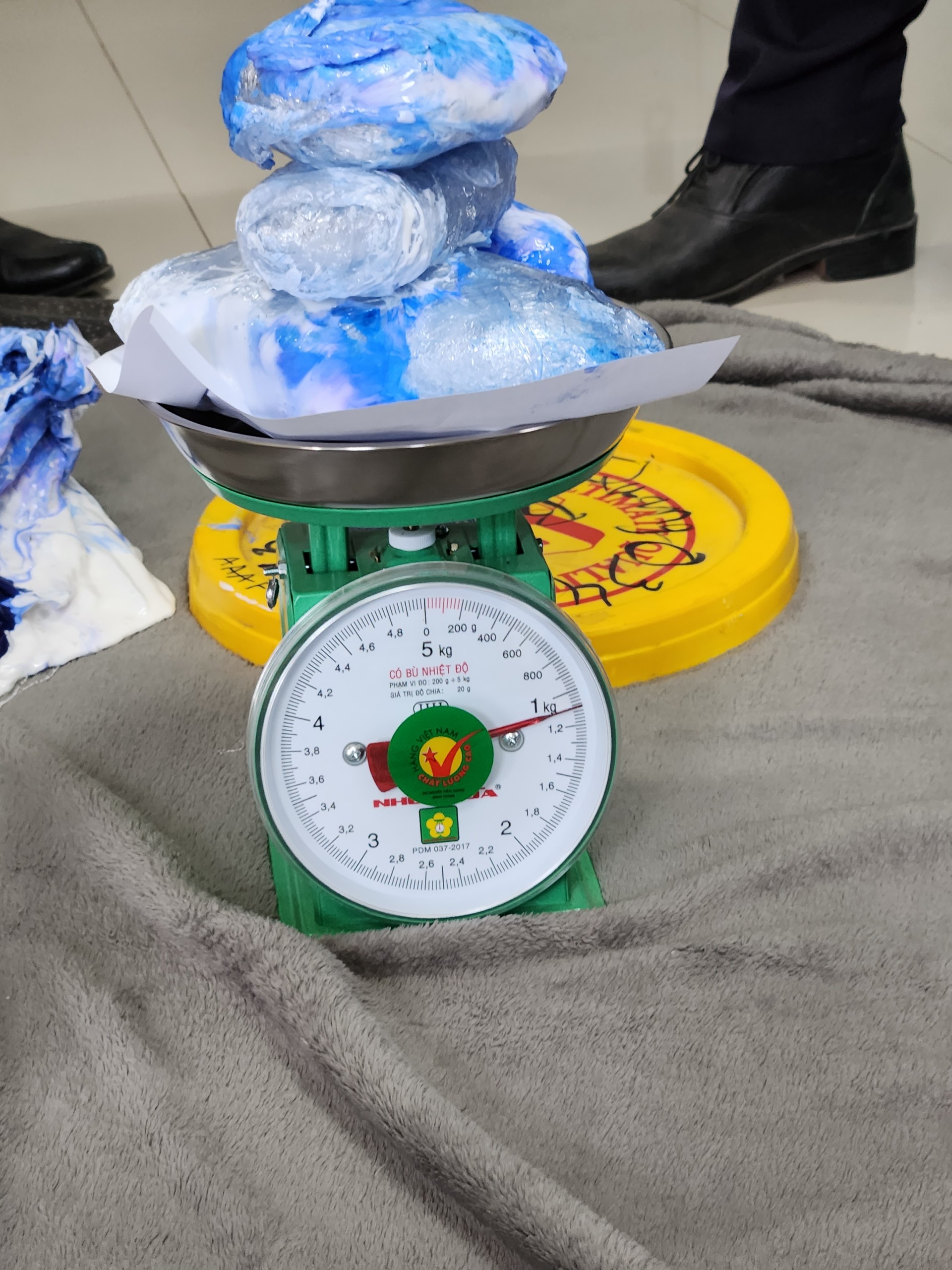 Lực lượng Hải quan triệt phá vụ giấu ma túy vào thùng sơn - ảnh 3