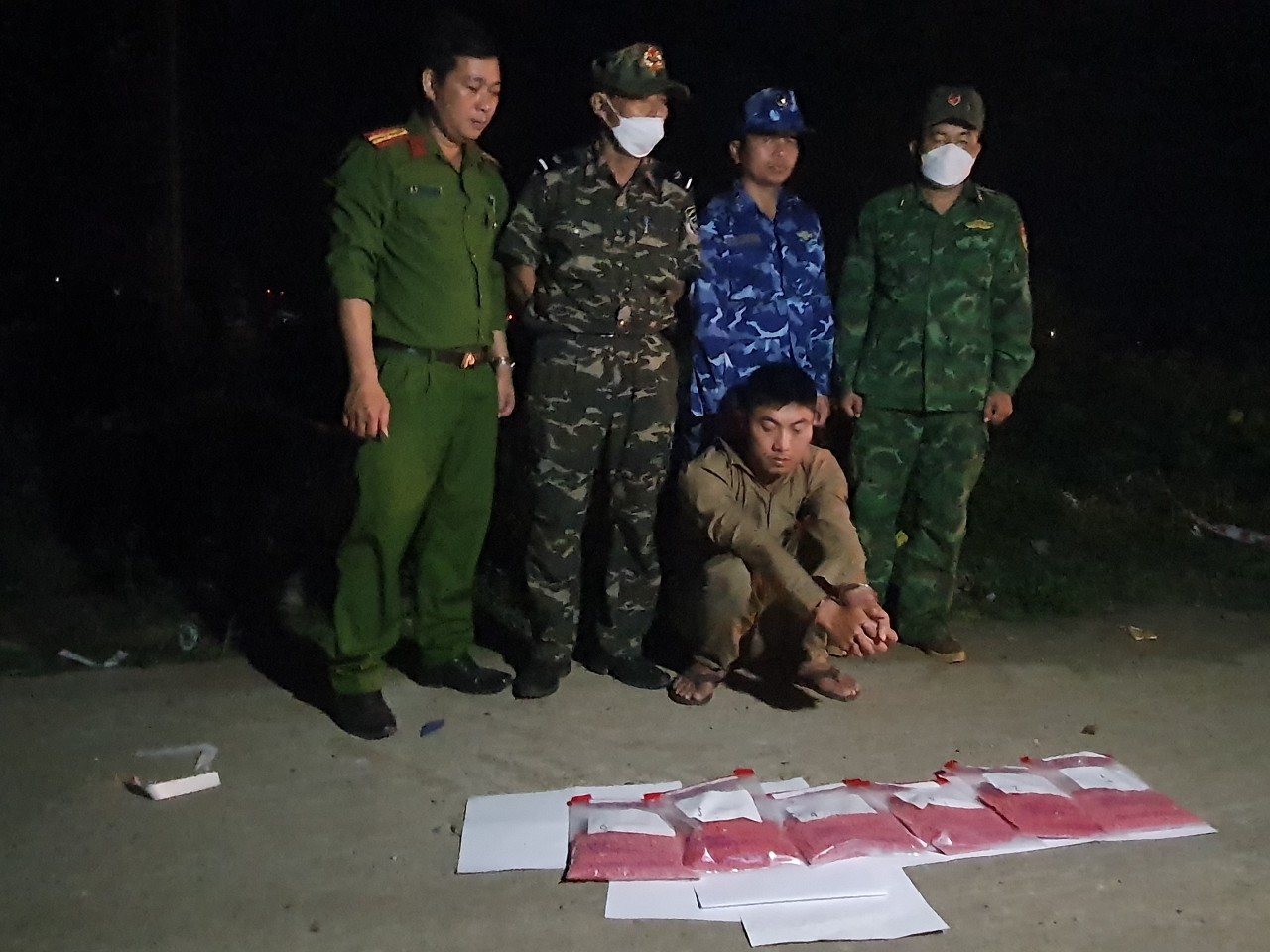 Lực lượng Hải quan triệt phá vụ giấu ma túy vào thùng sơn - ảnh 1