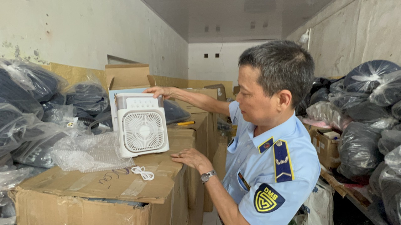 Thu giữ hơn 5.000 sản phẩm thiết bị điện không rõ nguồn gốc xuất xứ tại cơ sở Hoài Đức - ảnh 1
