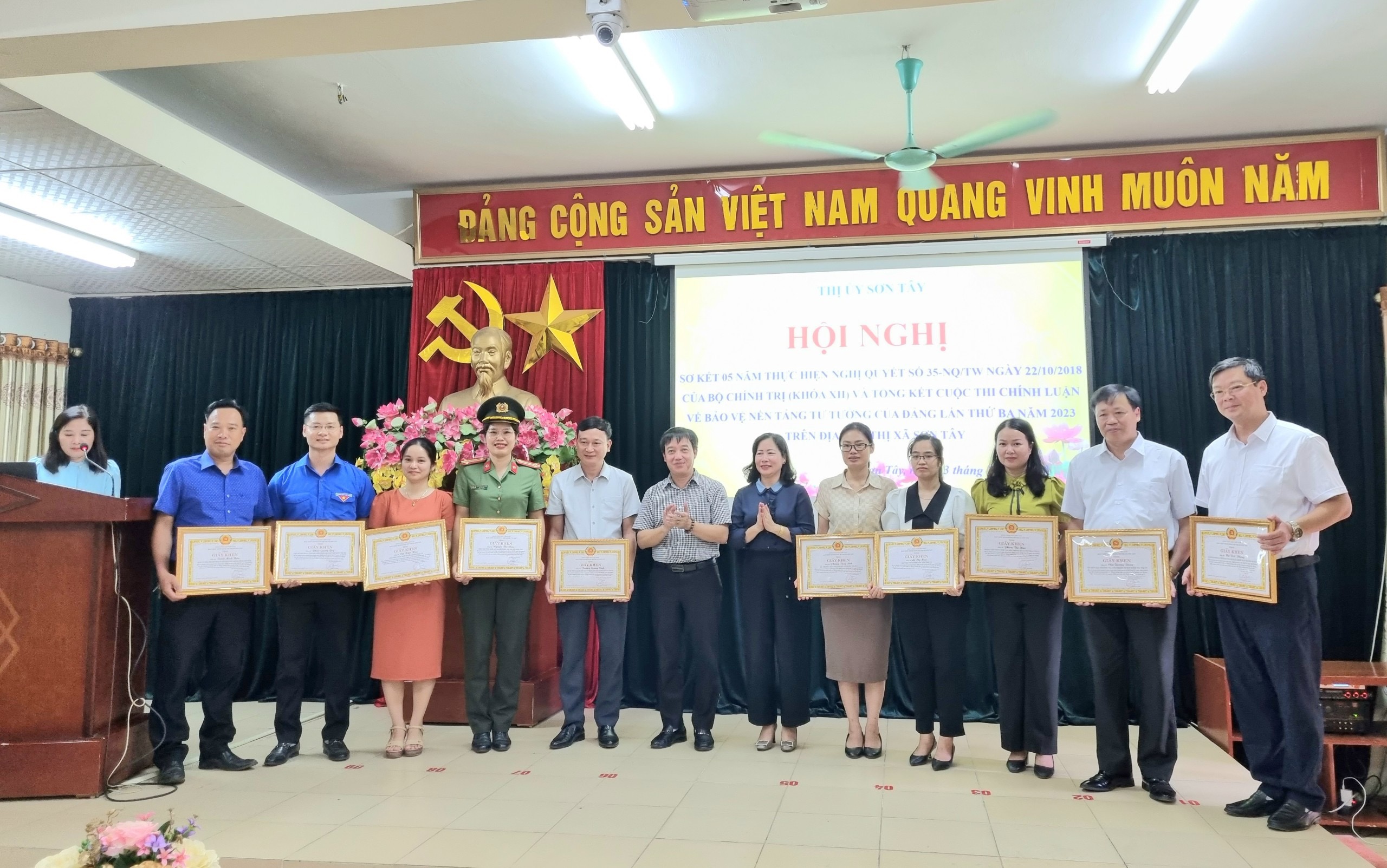 Sơn Tây: Khen thưởng nhiều tập thể, cá nhân có thành tích xuất sắc trong bảo vệ nền tảng tư tưởng của Đảng - ảnh 2
