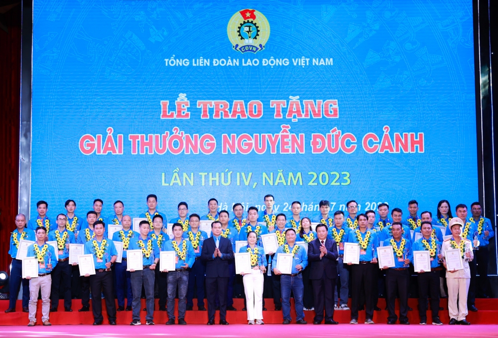 19 nữ công nhân được nhận giải thưởng Nguyễn Đức Cảnh - ảnh 1