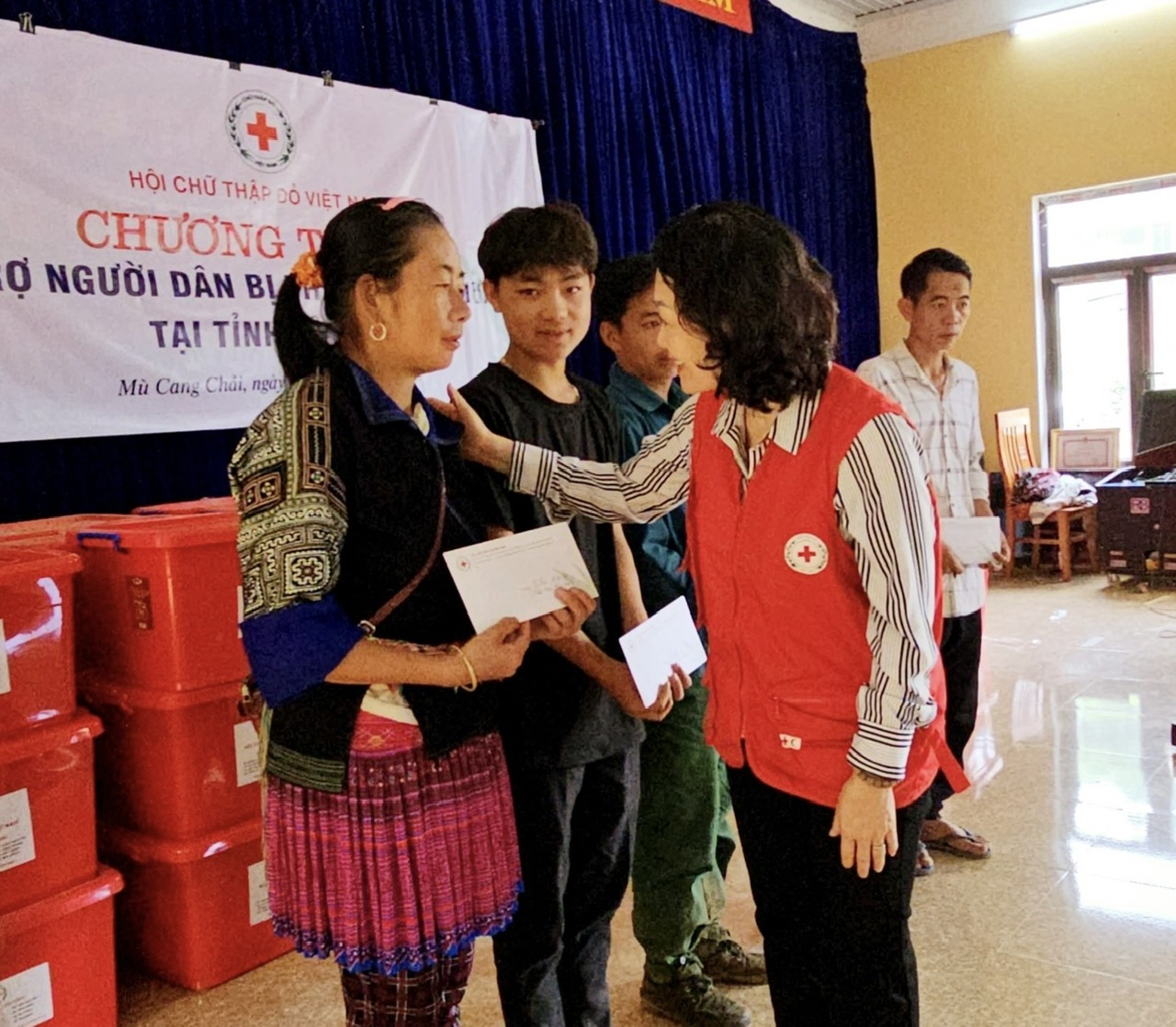 Hỗ trợ 400 triệu đồng và 200 thùng hàng cho các gia đình ở Yên Bái bị thiệt hại do mưa lũ - ảnh 2