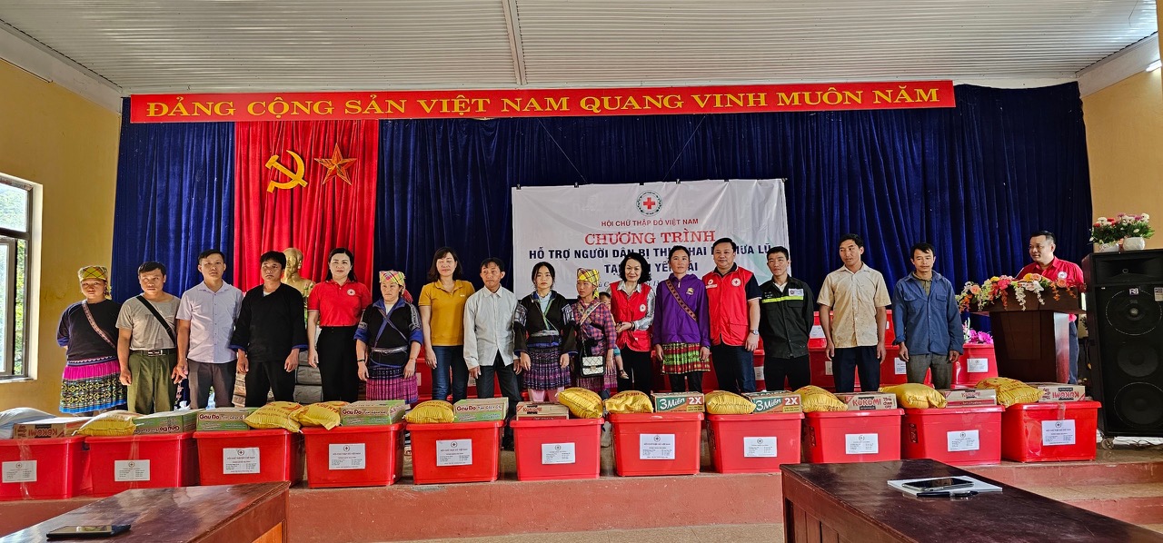 Hỗ trợ 400 triệu đồng và 200 thùng hàng cho các gia đình ở Yên Bái bị thiệt hại do mưa lũ - ảnh 3