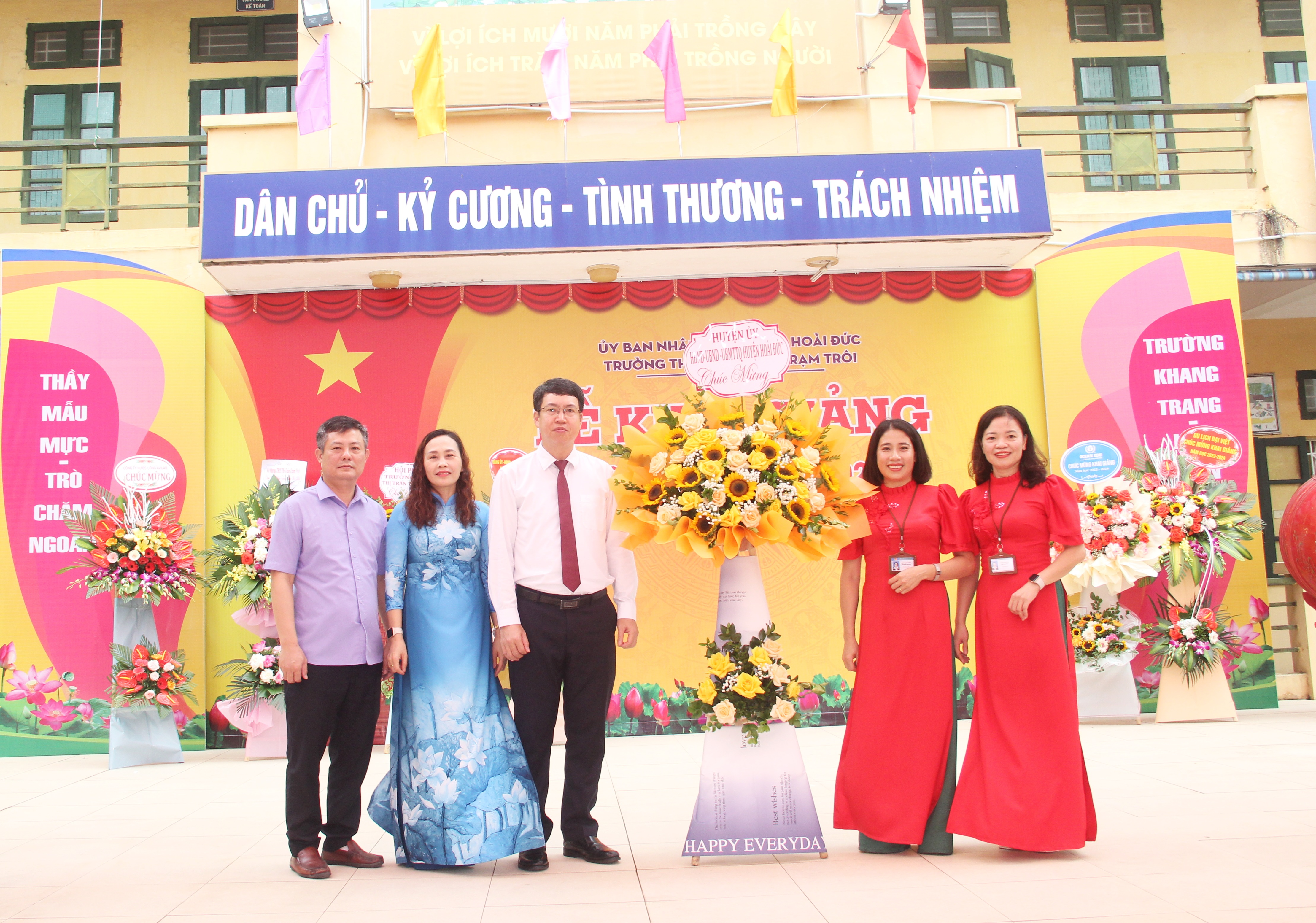 Thầy và trò Trường THCS Thị trấn Trạm Trôi, Hoài Đức khai giảng năm học mới - ảnh 1