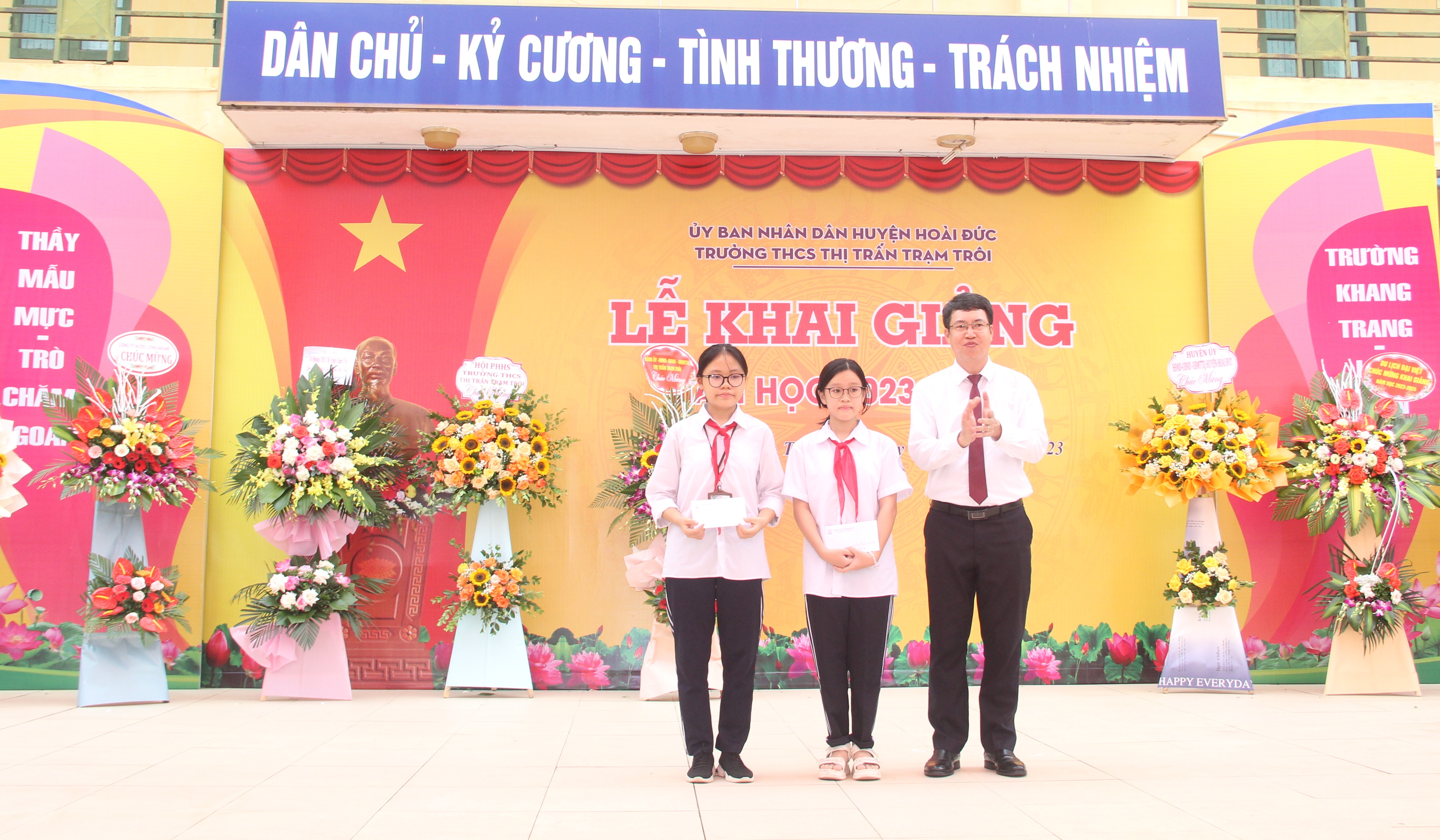 Thầy và trò Trường THCS Thị trấn Trạm Trôi, Hoài Đức khai giảng năm học mới - ảnh 4