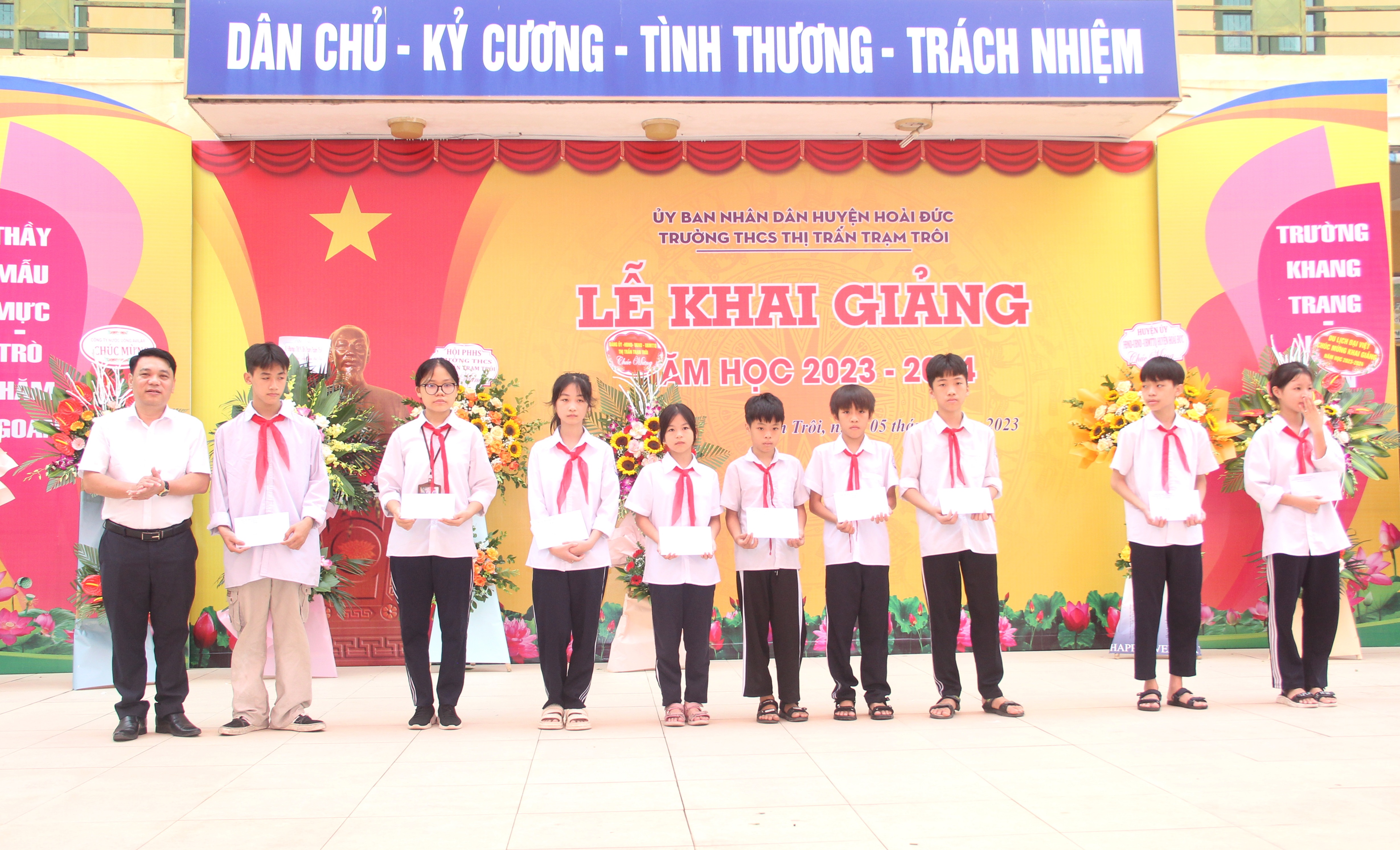 Thầy và trò Trường THCS Thị trấn Trạm Trôi, Hoài Đức khai giảng năm học mới - ảnh 5